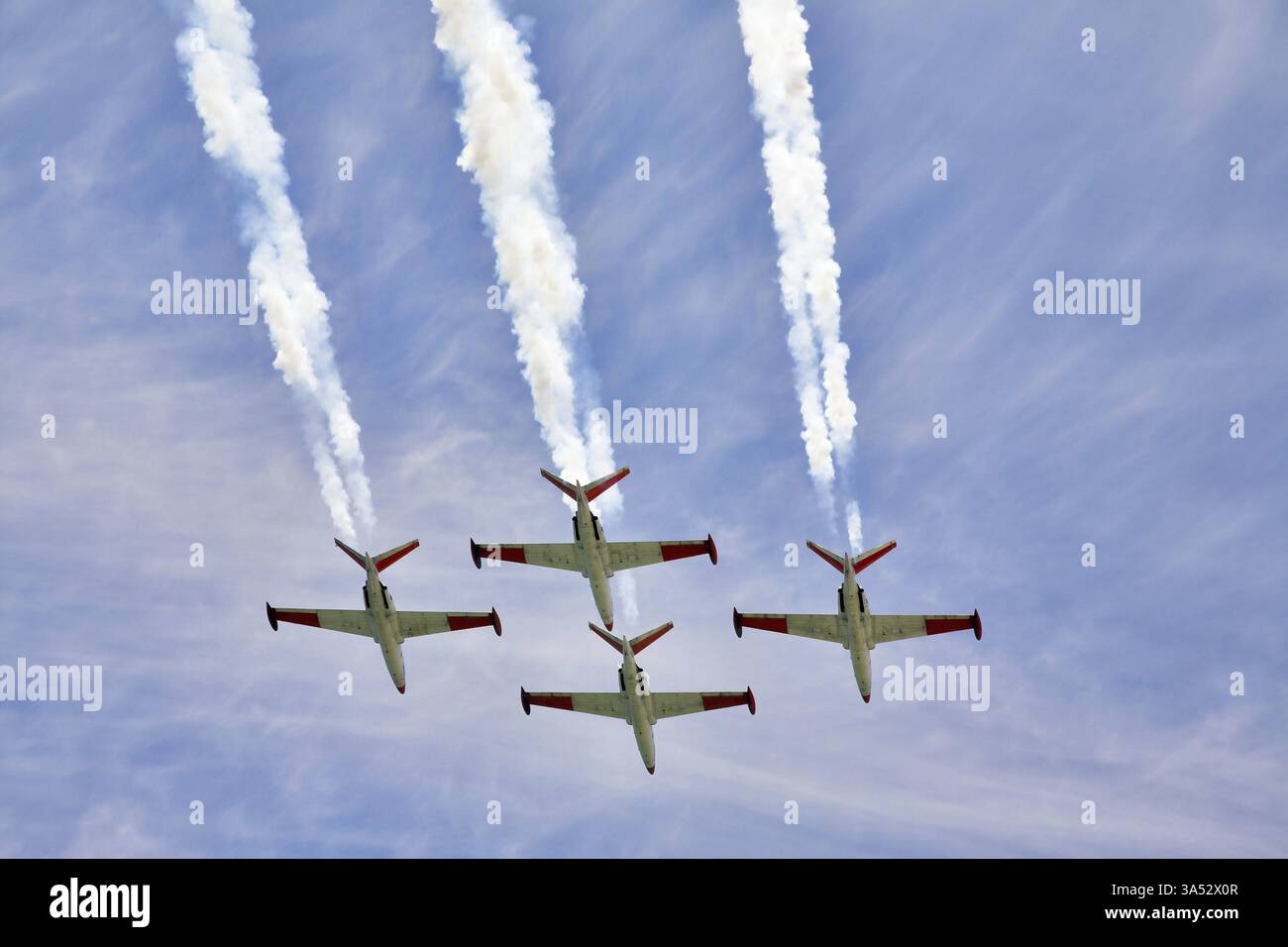 Quatre avions de l'air magnifique sur parade show art de vol synchrone Banque D'Images Quatre avions de l'air magnifique sur parade show art de vol synchrone Banque D'Images