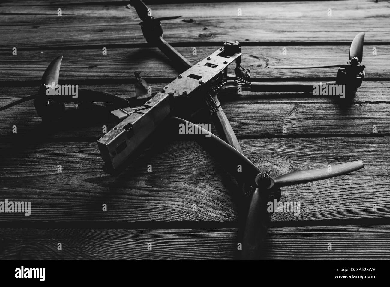 Drone FPV russe abattu repose sur une planche de bois en Ukraine Banque D'Images