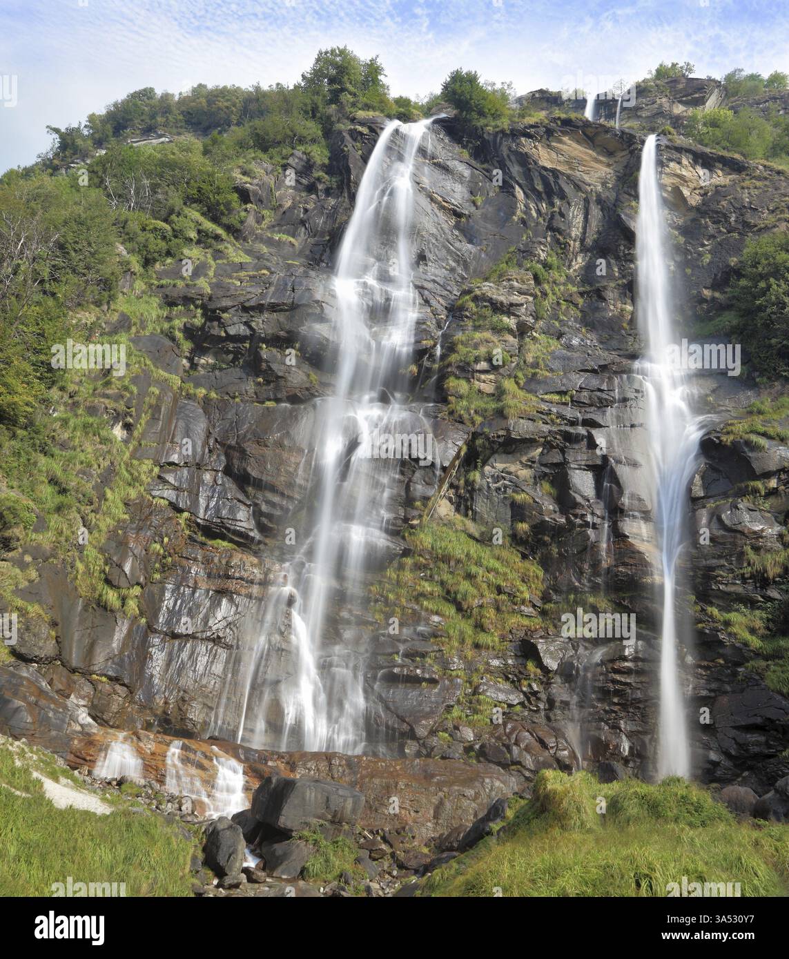 Twin Falls dans les montagnes du nord de l'Italie. Objectif fisheye photo Banque D'Images