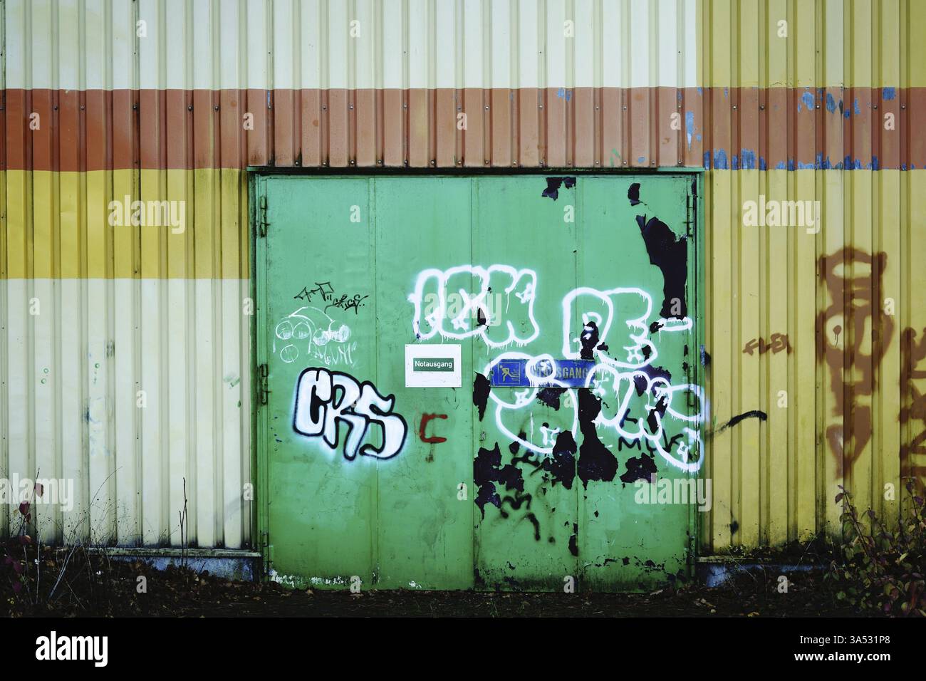 Une porte en acier peinte avec graffiti ou porte ignifuge et sortie de secours Banque D'Images