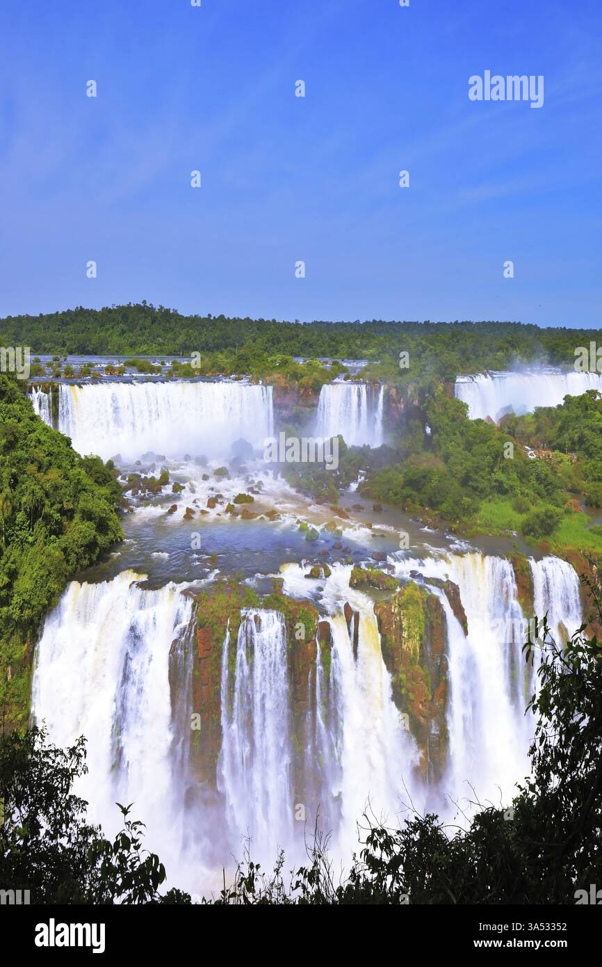 Cascades à plusieurs niveaux d'eau rugissent de la jungle luxuriante. Les grandes chutes d'Iguazu du côté brésilien Banque D'Images