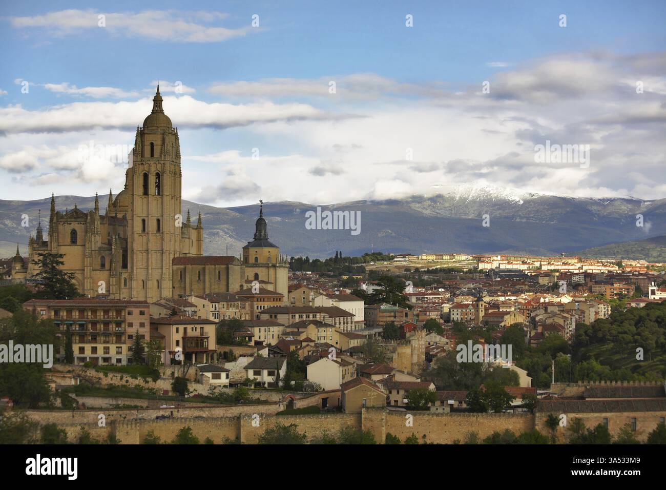Cathédrale à Ségovie sur un fond de ciel nuageux et de montagnes Banque D'Images