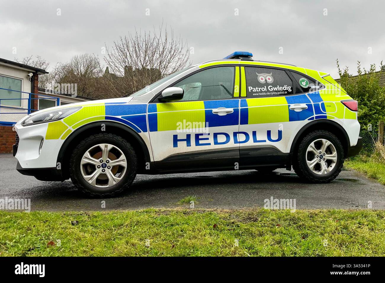Une voiture de la police rurale garée devant le poste de police de Mumbles. Swansea, pays de Galles, Royaume-Uni. 14 février 2025. - Image de stock capturée avec un smartphone Une voiture de la police rurale garée devant le poste de police de Mumbles. Swansea, pays de Galles, Royaume-Uni. 14 février 2025. - Image de stock capturée avec un smartphone