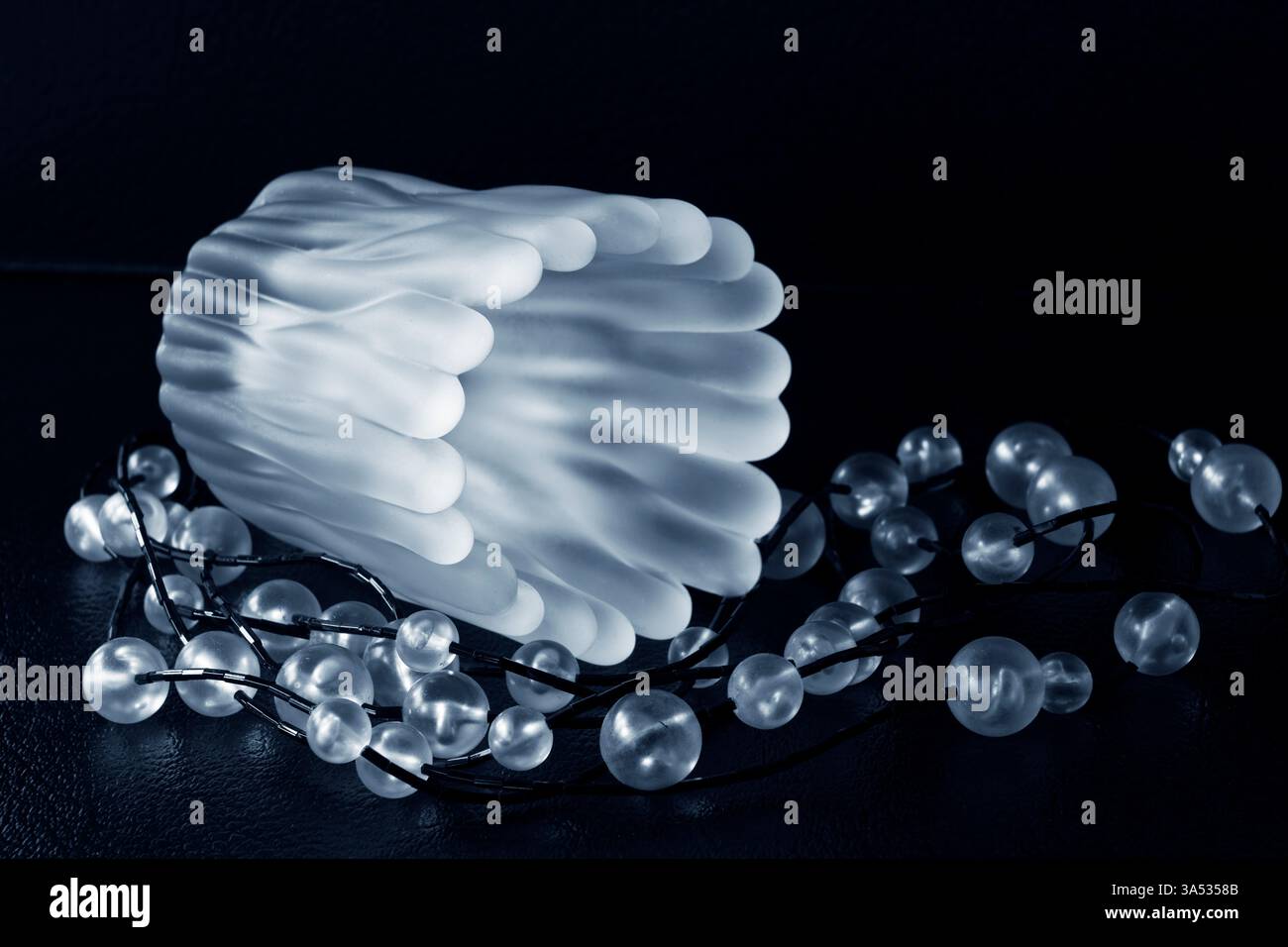 Verre d'art finlandais givré des spectacles du milieu du siècle en noir et blanc avec perles rondes. Signé de Finlande affiché avec des bijoux montrant la lumière. Banque D'Images