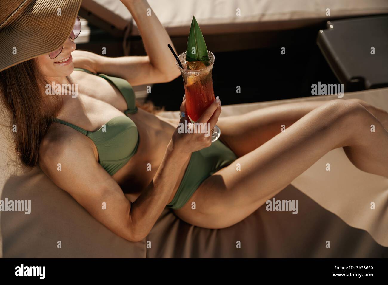 Boisson rafraîchissante à la main. Belle jeune femme est à la station, vacances. Banque D'Images