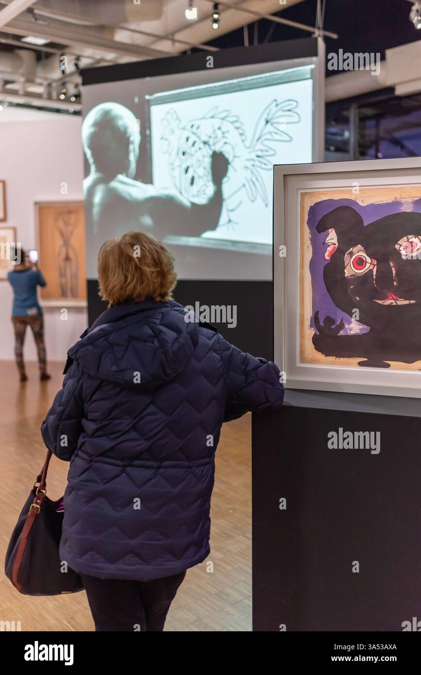 Un visiteur regarde une vidéo sur Pablo Picasso au Centre Pompidou, musée d’art moderne à Paris, France. Banque D'Images
