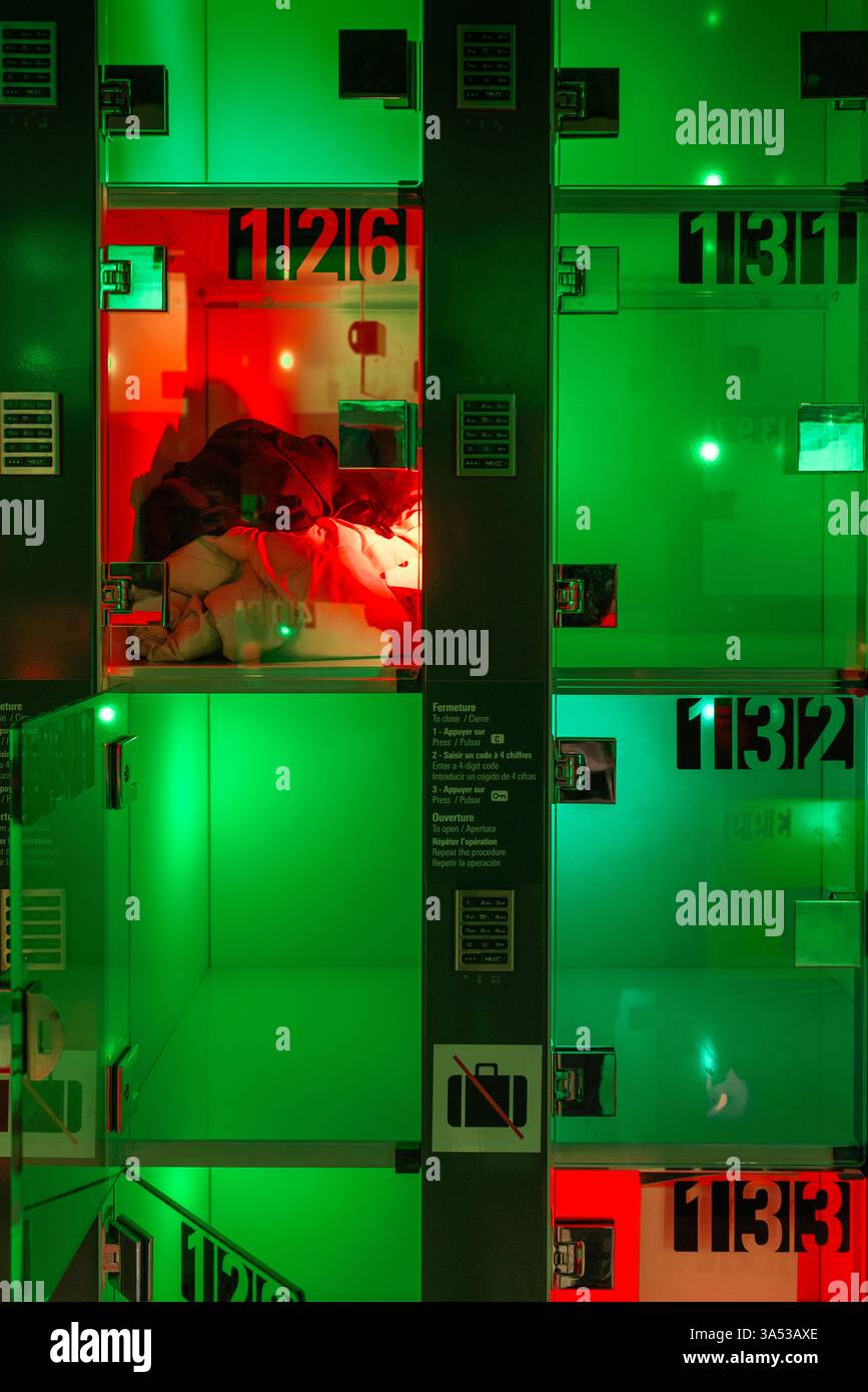 Casiers du Centre Pompidou, illuminés de couleurs rouge et verte pour indiquer s’ils sont occupés ou non. Paris, France. Banque D'Images