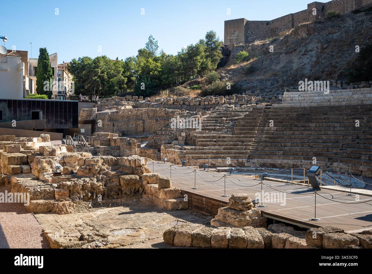 La forteresse Alcazaba avec les ruines antiques du théâtre romain, ou Teatro Romano de Malaga, à Malaga, Espagne. Banque D'Images