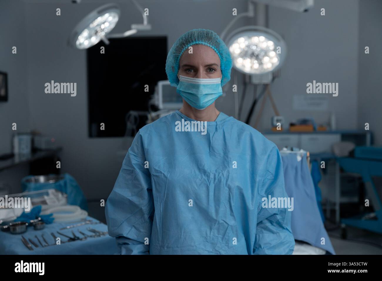 Chirurgien en salle d'opération portant des gommages et un masque, se préparant à la chirurgie Banque D'Images