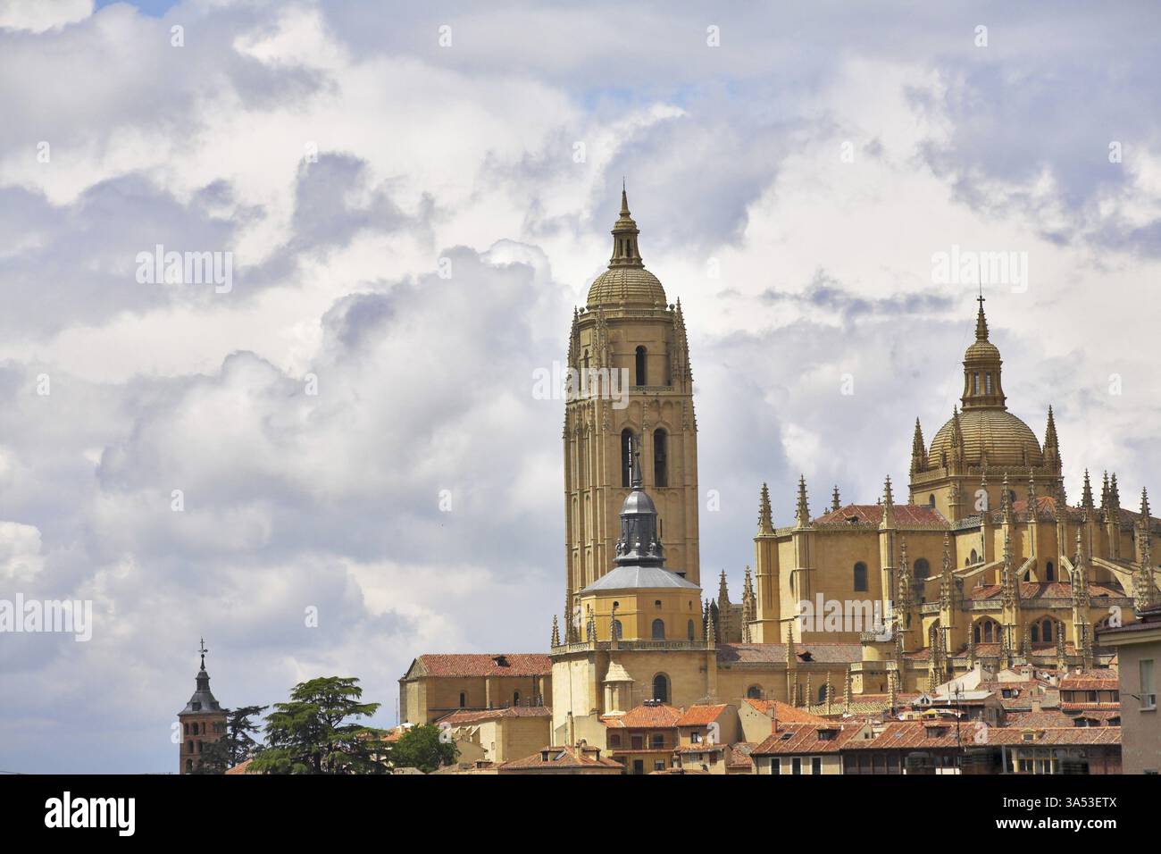 Tour d'une cathédrale de Ségovie sur fond de ciel nuageux la Banque D'Images