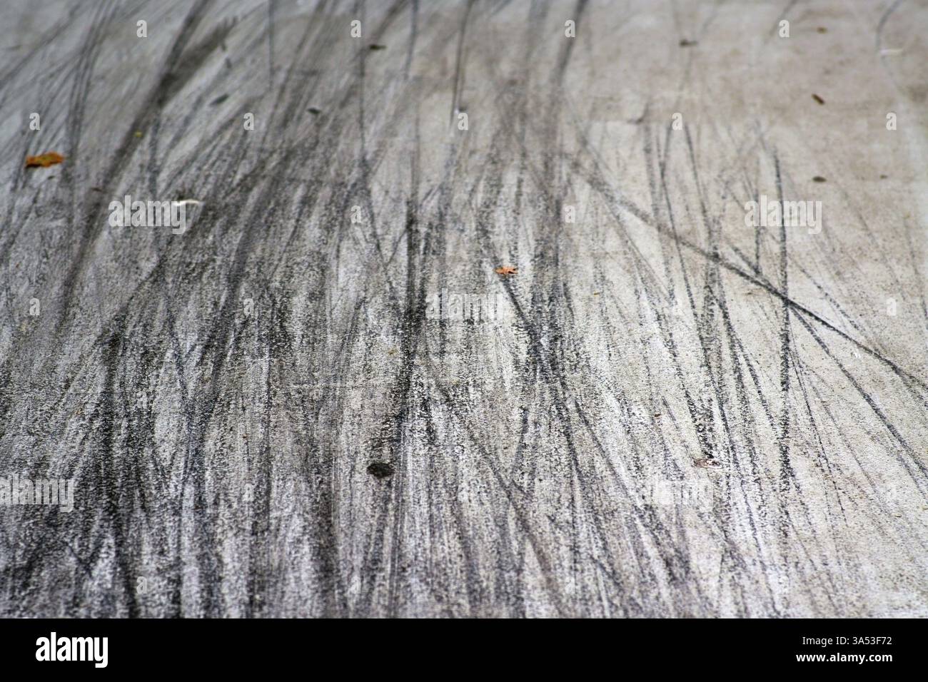 Les traces de pneus de bicyclettes sur l'asphalte d'une chaussée via gros plan et vue de dessus Banque D'Images