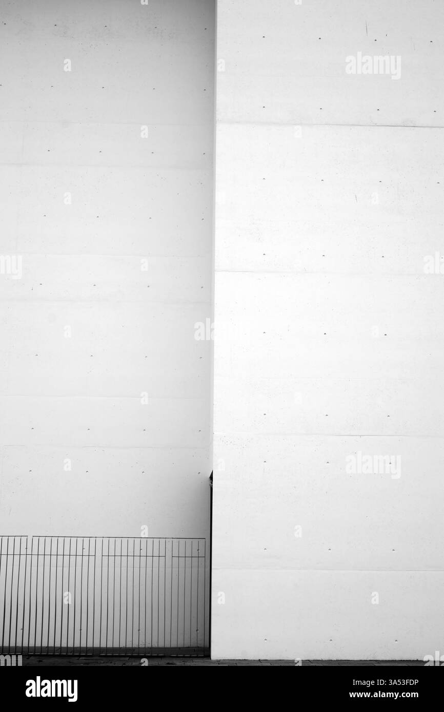 Le détail architectural d'un mur de maison décalé et moderne avec clôture Banque D'Images