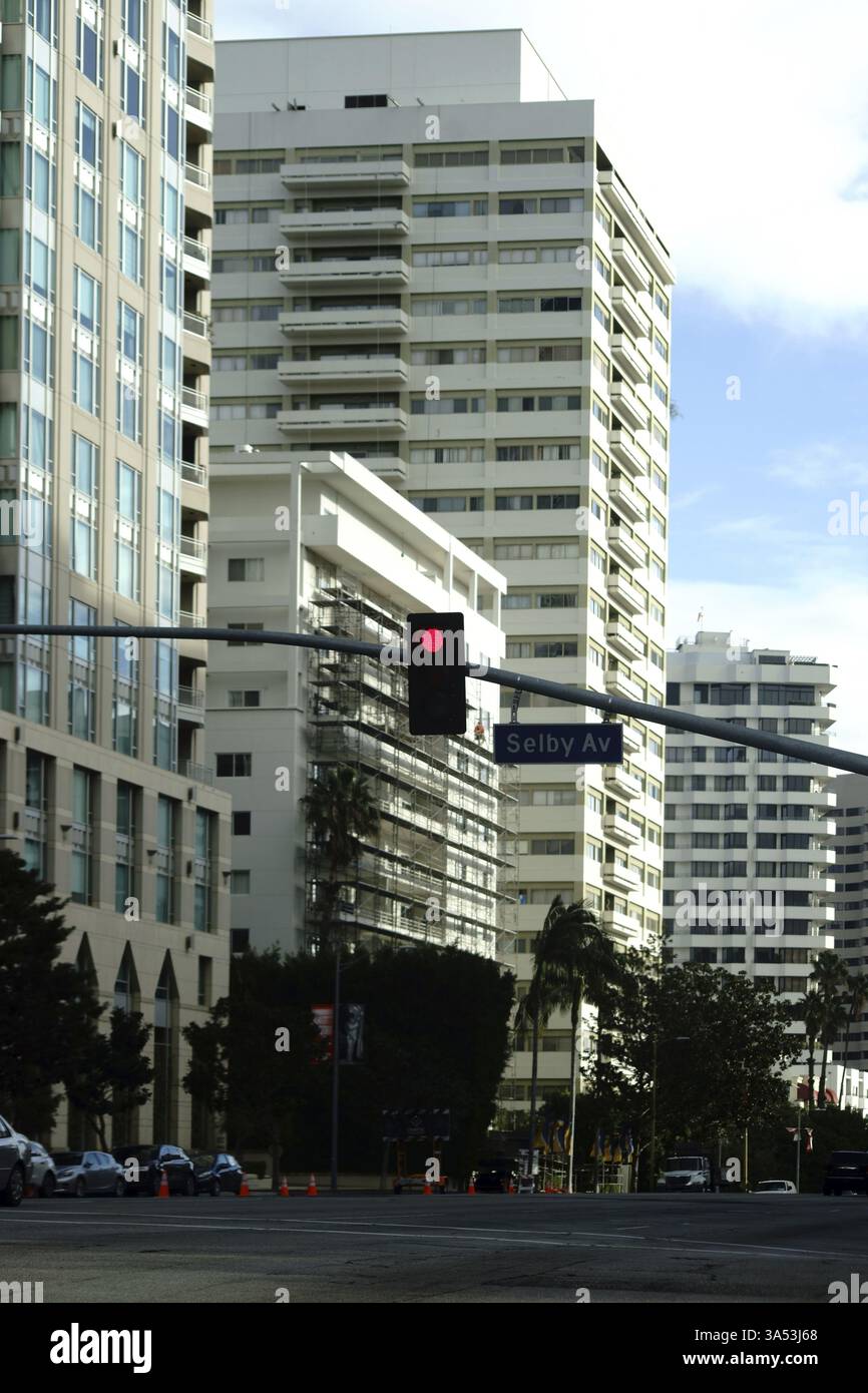 Immeubles résidentiels et blocs plats sur Wilshire Boulevard à Los Angeles Banque D'Images