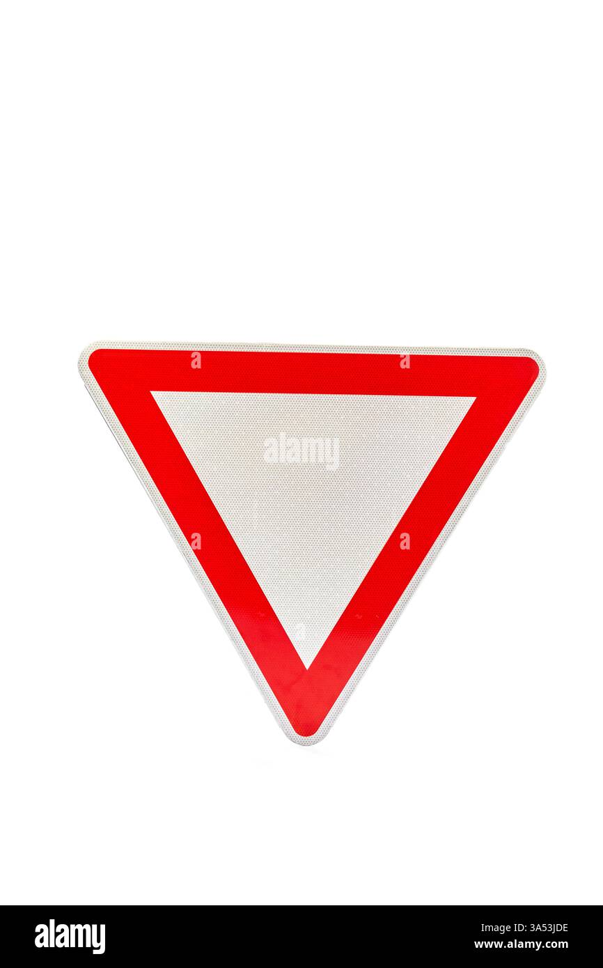 Panneau de signalisation triangulaire à rendement présenté sur un fond blanc Uni, conçu pour assurer la sécurité routière en signalant aux conducteurs de céder à l'approche Banque D'Images