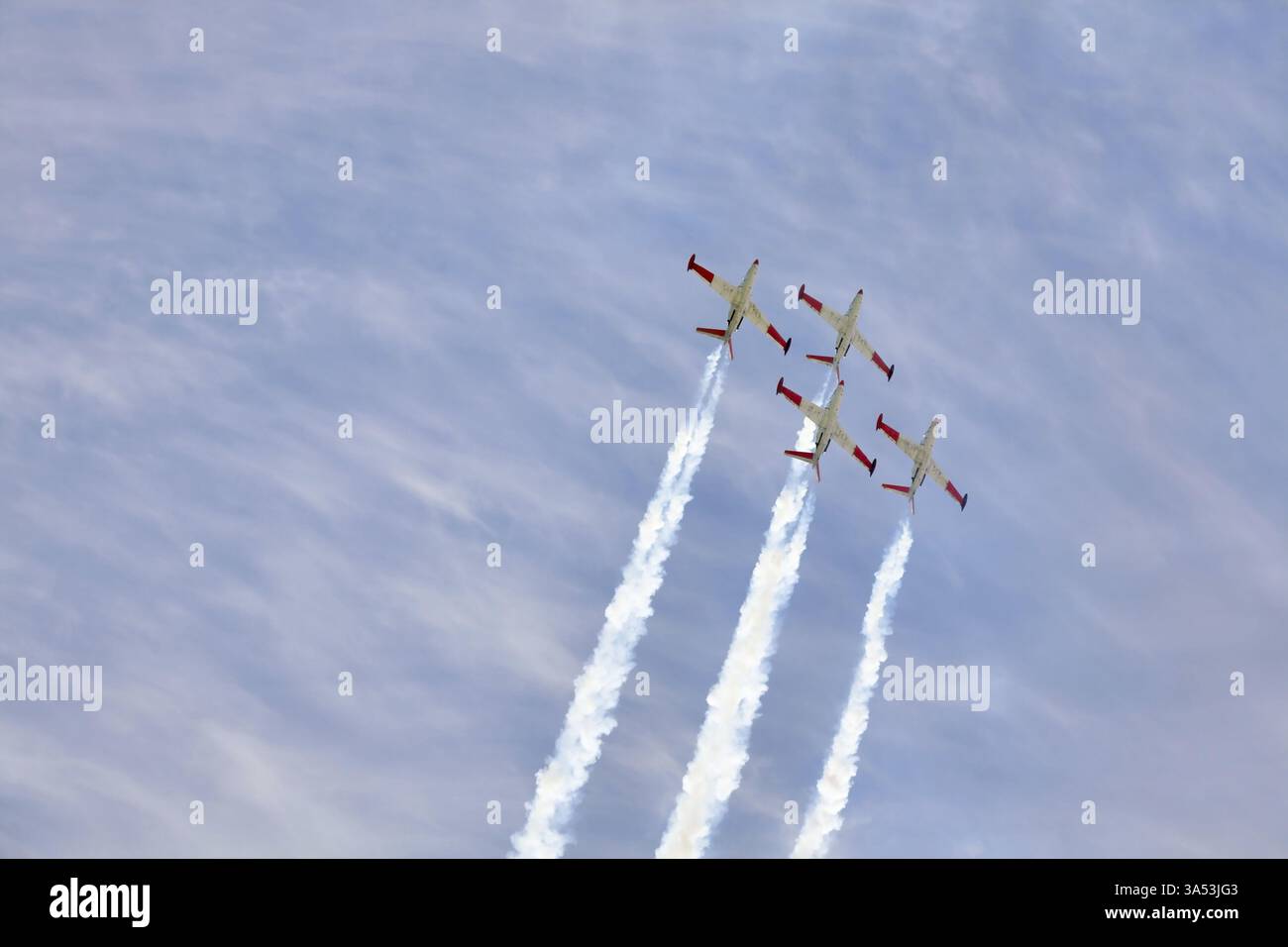 Délicieux synchrone de vol quatre avions sur parade air pétillant Banque D'Images Délicieux synchrone de vol quatre avions sur parade air pétillant Banque D'Images