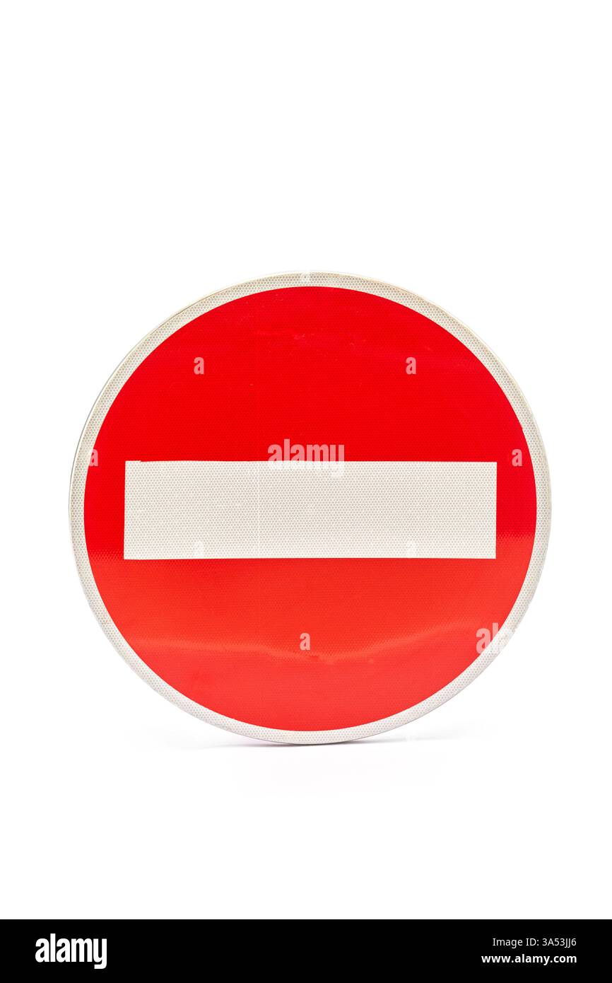 Panneau d'interdiction indiquant l'interdiction d'entrée : panneau rouge circulaire distinctif comportant une barre blanche horizontale représentant l'accès restreint Banque D'Images