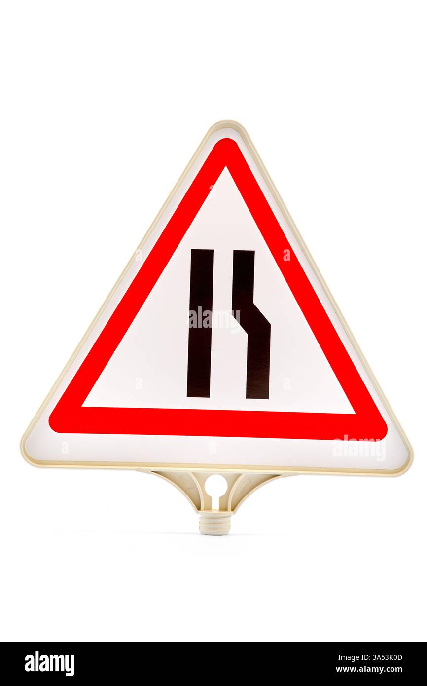 Panneau d'avertissement indiquant l'état de la route et la sécurité : avis important à l'attention des conducteurs concernant les changements de circulation et les dangers potentiels à l'avant du Banque D'Images