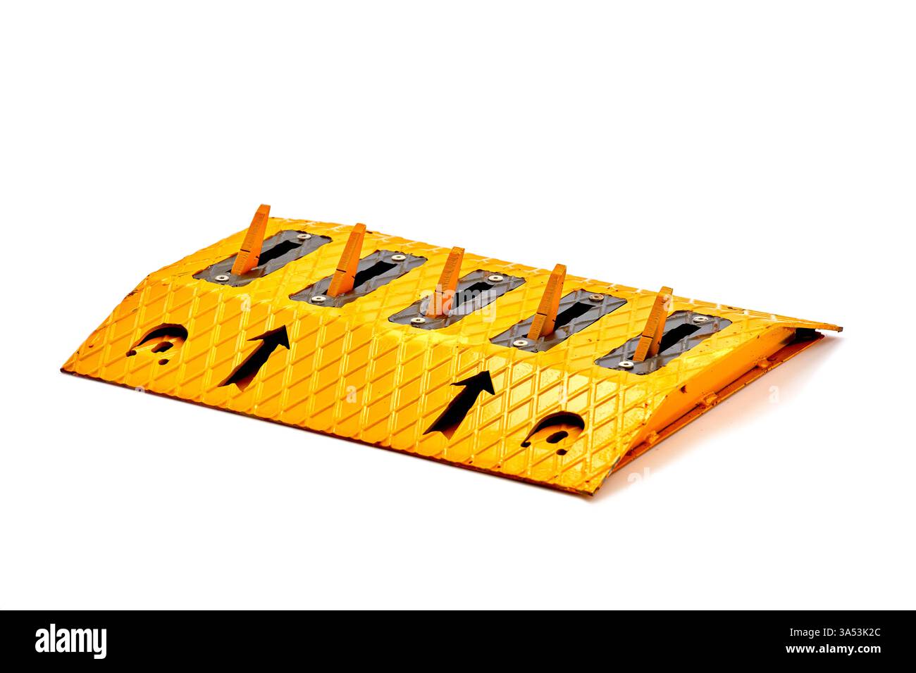 Rampe de sécurité durable : accessoire essentiel pour les véhicules avec protection de bord, conçu pour faciliter l'entrée et la sortie par-dessus les trottoirs ou les obstacles avec Banque D'Images