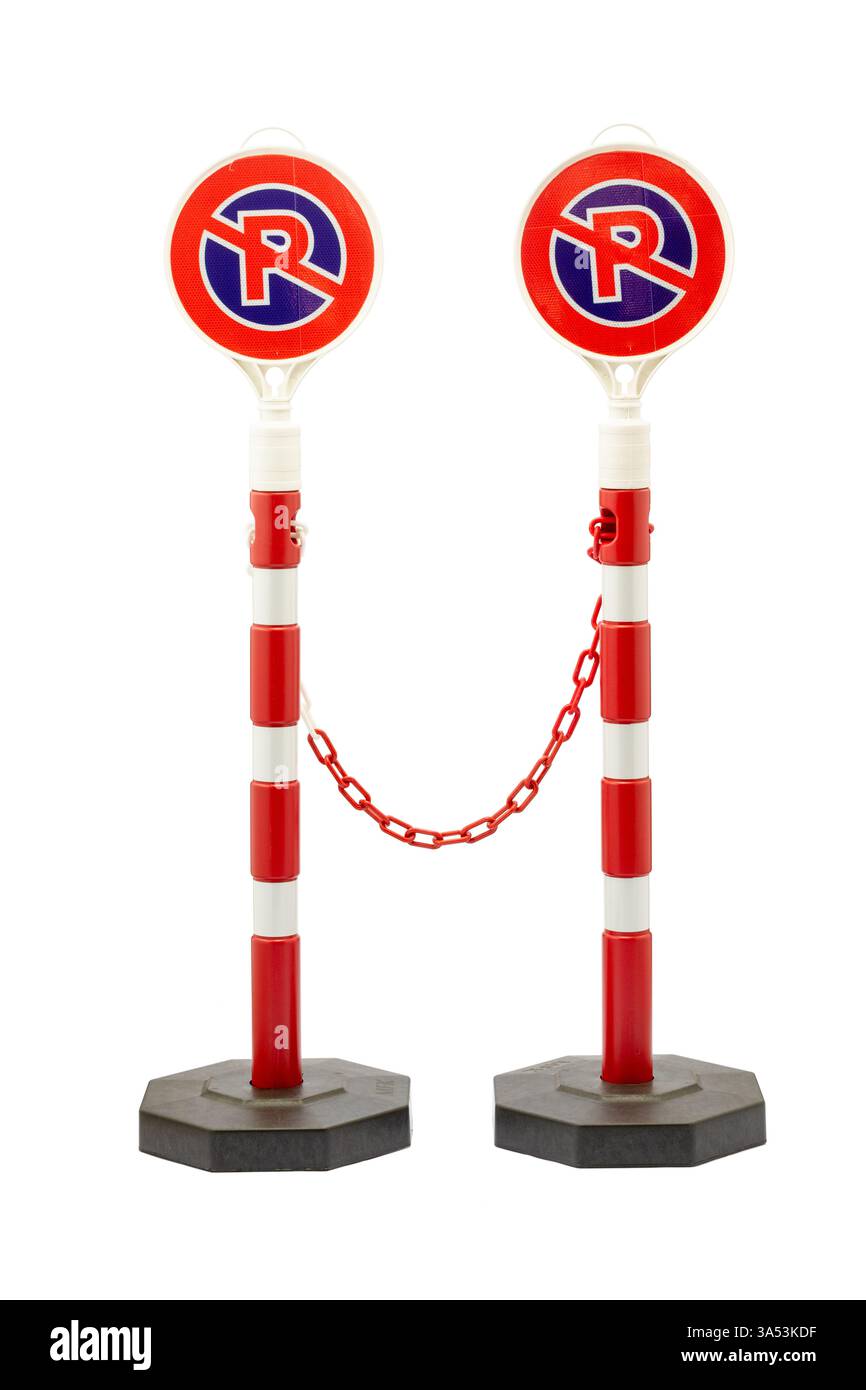 Présentoirs distinctifs interdisant le stationnement avec un design rouge et blanc mis en évidence par un emblème circulaire pour une gestion et une réglementation efficaces de la circulation Banque D'Images