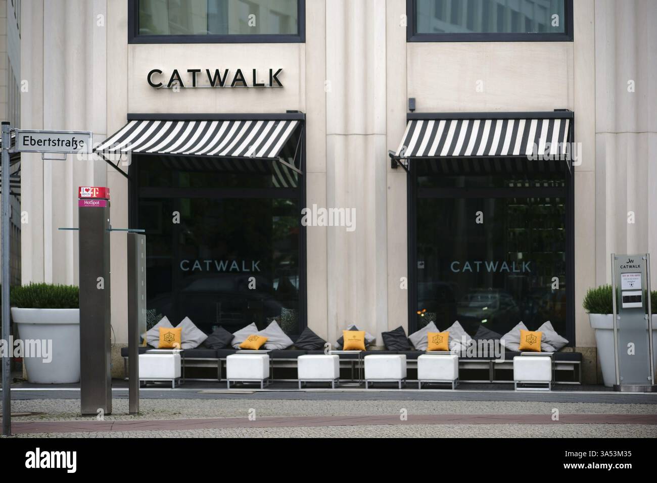 Berlin, Allemagne - 21 juin 2016 : le salon extérieur du Catwalk Fashion Bar and Lounge de l'hôtel Marriott de Potsdamer Platz le 21 juin 20 Banque D'Images