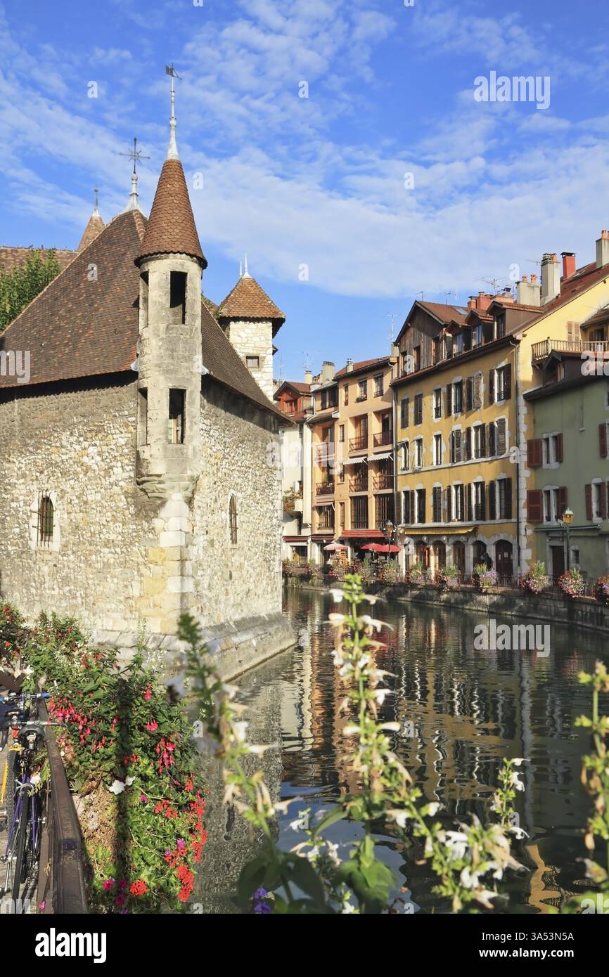La ville antique dans le sud de la France - Annecy. Canal et une vieille prison dans l'eau, transformé en musée Banque D'Images