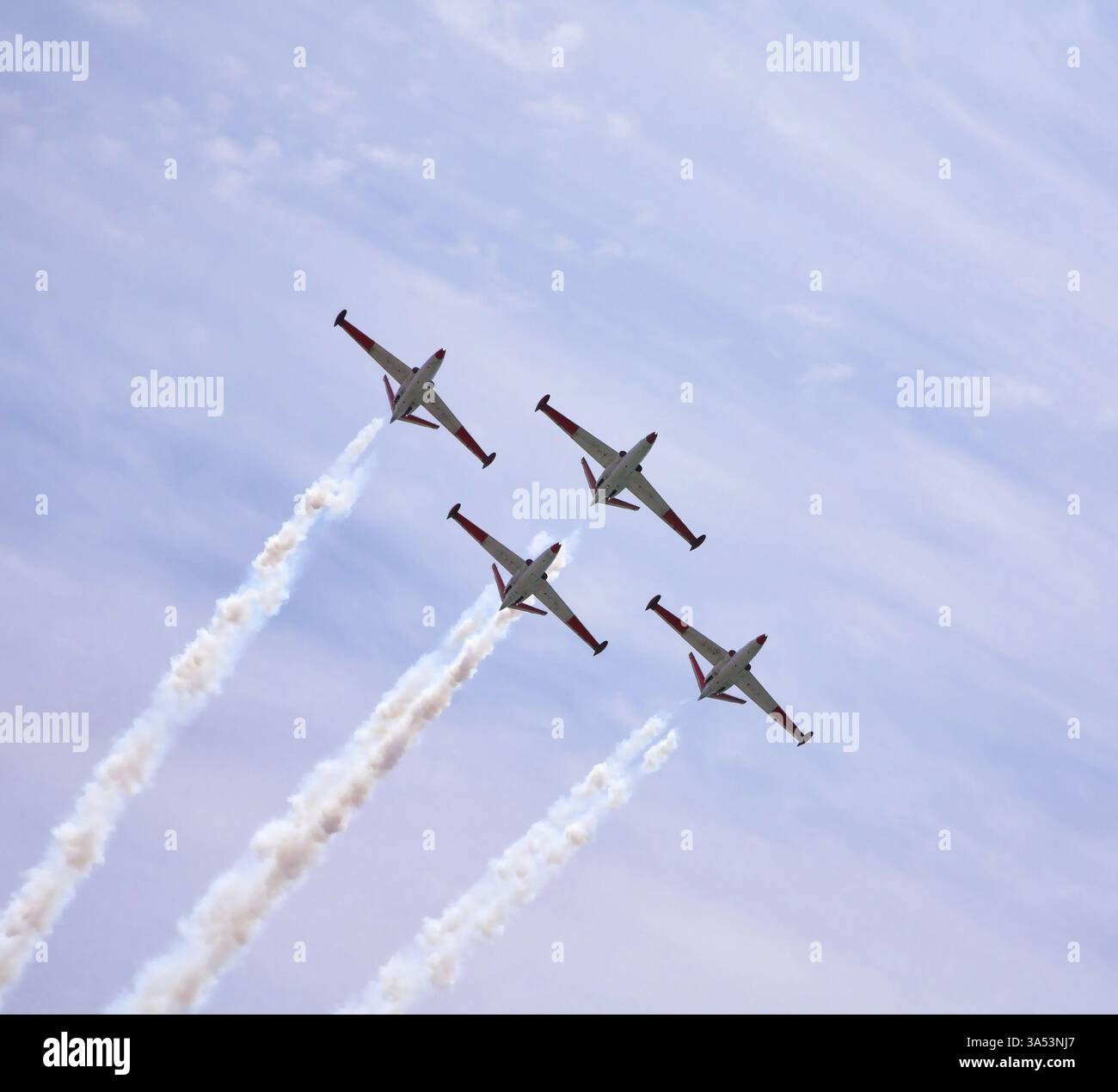 Quatre avions de l'air magnifique sur parade show art de vol synchrone Banque D'Images Quatre avions de l'air magnifique sur parade show art de vol synchrone Banque D'Images