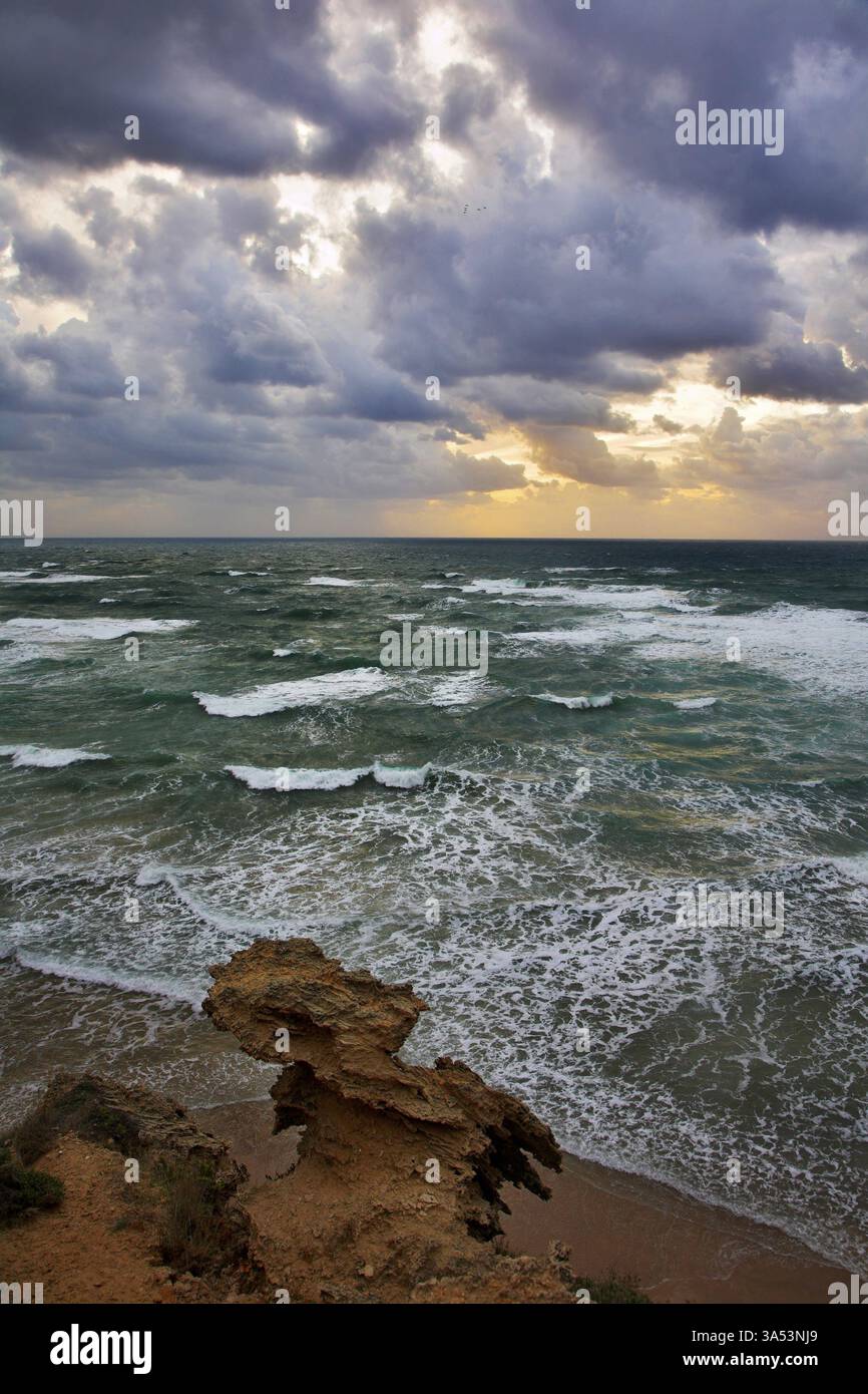 Un coucher de soleil dans l'hiver sur la mer Méditerranée Banque D'Images