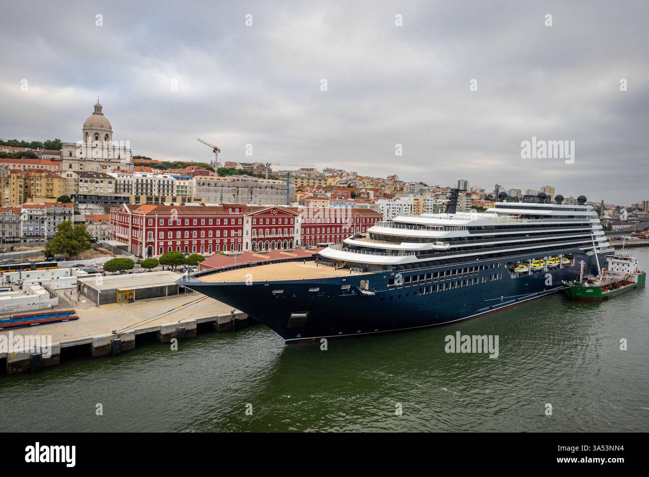 Le superyacht de luxe Ritz-Carleton Ilma au port. Lisbonne met en œuvre le projet d'alimentation électrique onshore, pour fournir de l'énergie propre à quai Banque D'Images