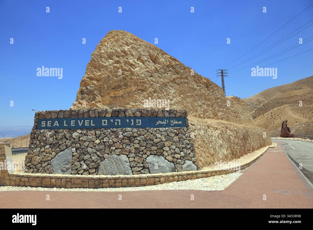 Autoroute construite dans la vallée de la mer morte en Israël. Sur le côté d'un panneau d'autoroute niveau de la mer Banque D'Images