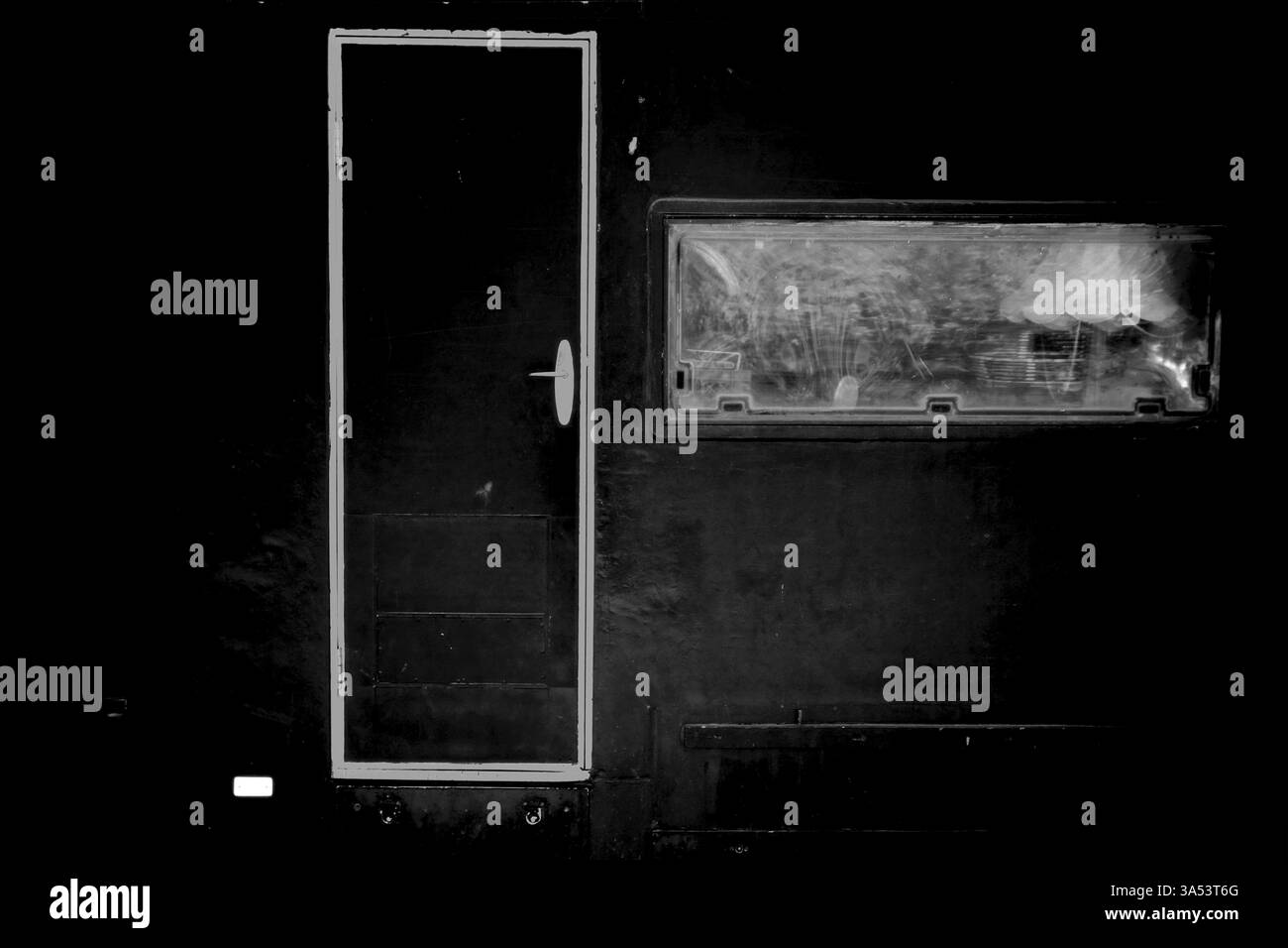 Fourgonnette à panneaux foncés ou camping-car avec porte d'entrée et fenêtre Banque D'Images