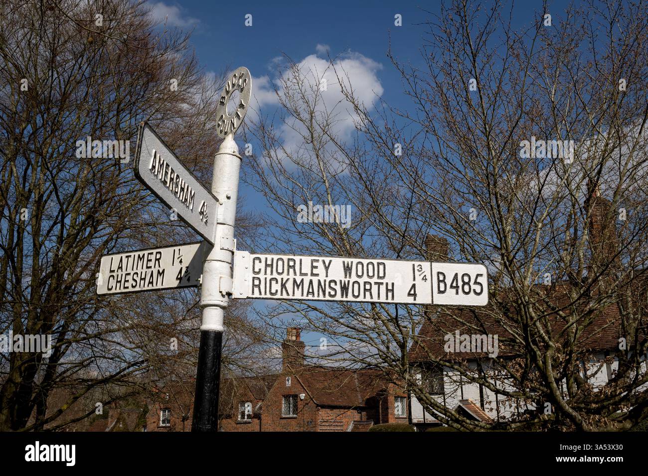 Panneau routier du comté de Bucks à Chenies Village Green, Buckinghamshire, Angleterre, indiquant les distances jusqu'à Latimer, Chesham, Chorleywood, Rickmansworth, Amersham Banque D'Images