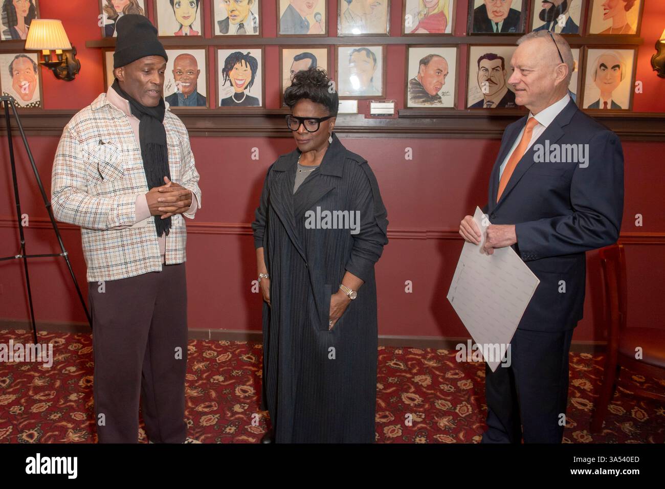 New York, États-Unis. 20 mars 2025. NEW YORK, NEW YORK - 20 MARS : (de gauche à droite) Kenny Leon, LaTanya Richardson Jackson et Max Klimavicius, propriétaire et directeur général de Sardi, assistent à la célébration du dévoilement de la caricature LaTanya Richardson Jackson au Sardi's le 20 mars 2025 à New York. Crédit : Ron Adar/Alamy Live News Banque D'Images
