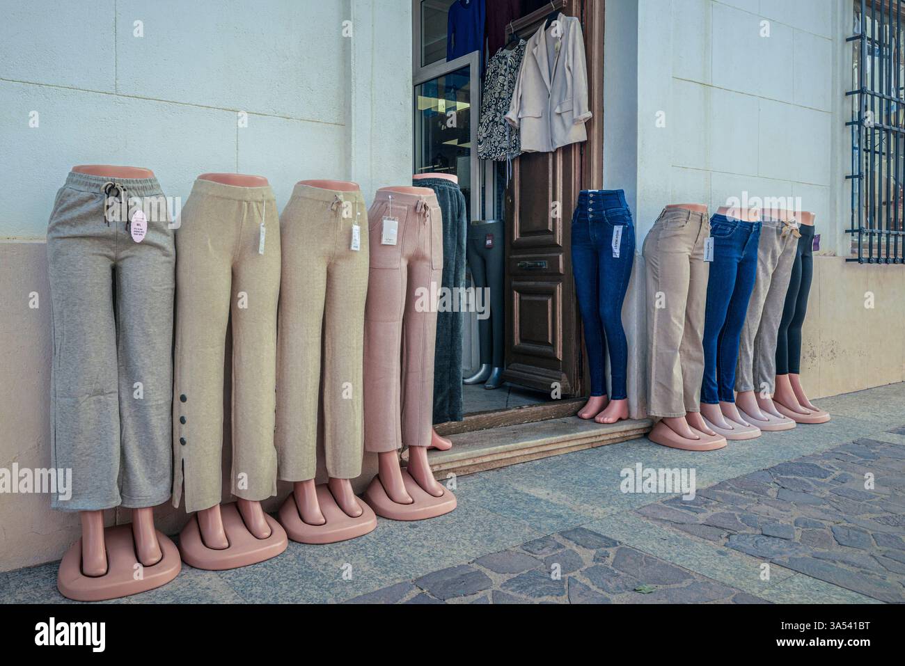Pantalon sur mannequins mi-longs dans une rangée dans une vitrine dans la ville de Villanueva de los Infantes, Ciudad Real, Castilla la Mancha, Espagne, Europe Banque D'Images