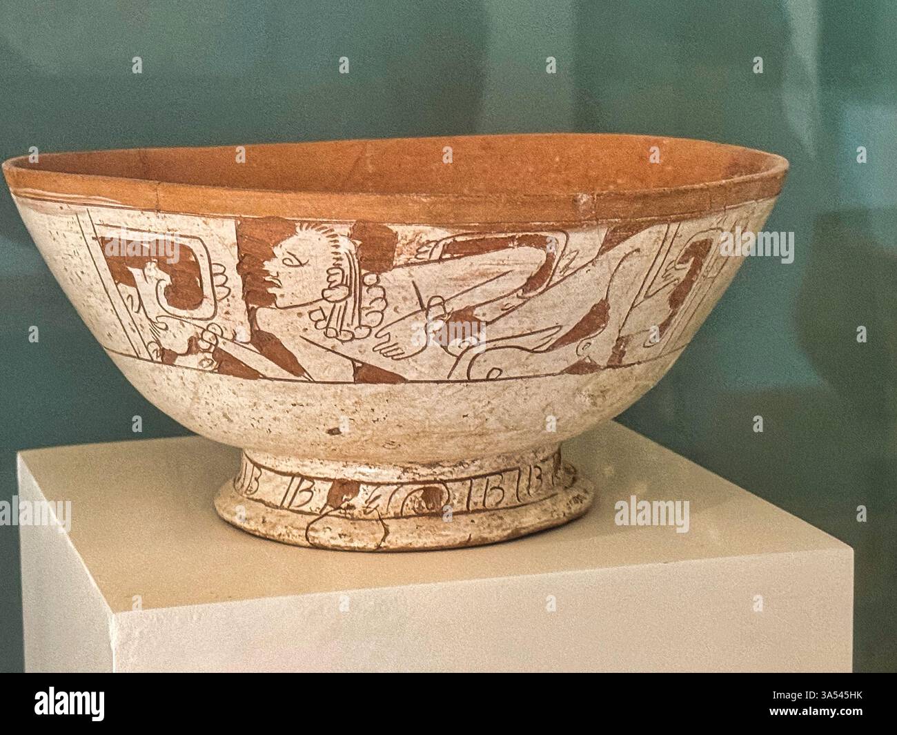 Vase en poterie fine de couleur orange représentant le Dieu K de la région de Campeche, 900 à 1000 EC au Museo de Maya, Cancun, Mexique Banque D'Images