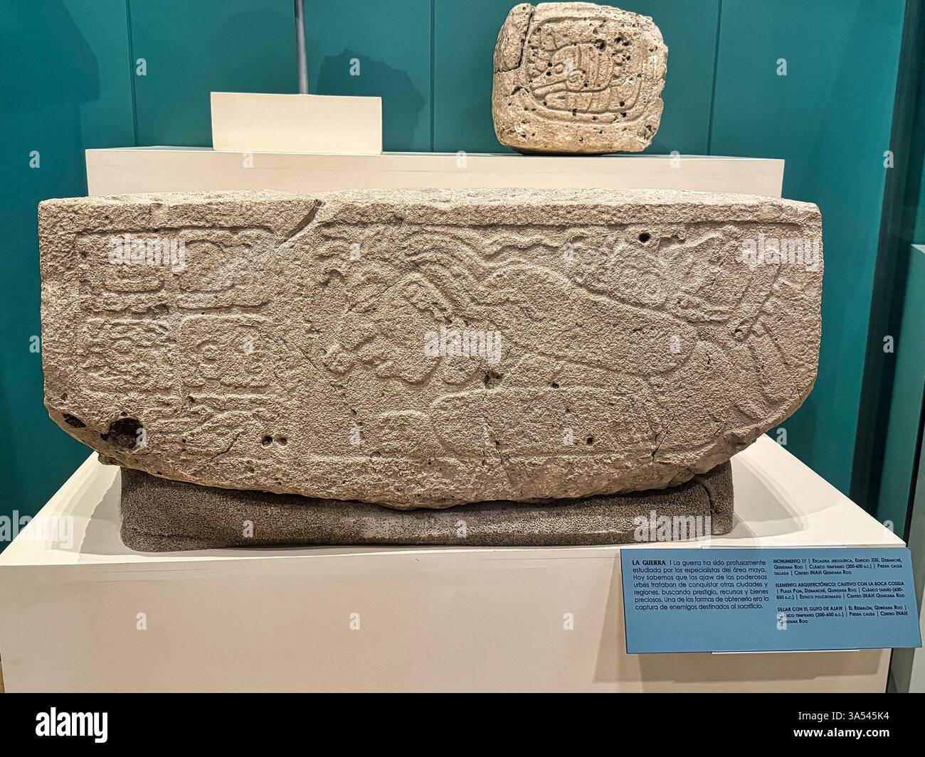 Panneau de calcaire avec des figures religieuses et des héiroglyphes du site de Dzibanche, 200 à 600 EC au Museo de Maya, Cancun, Mexique Banque D'Images
