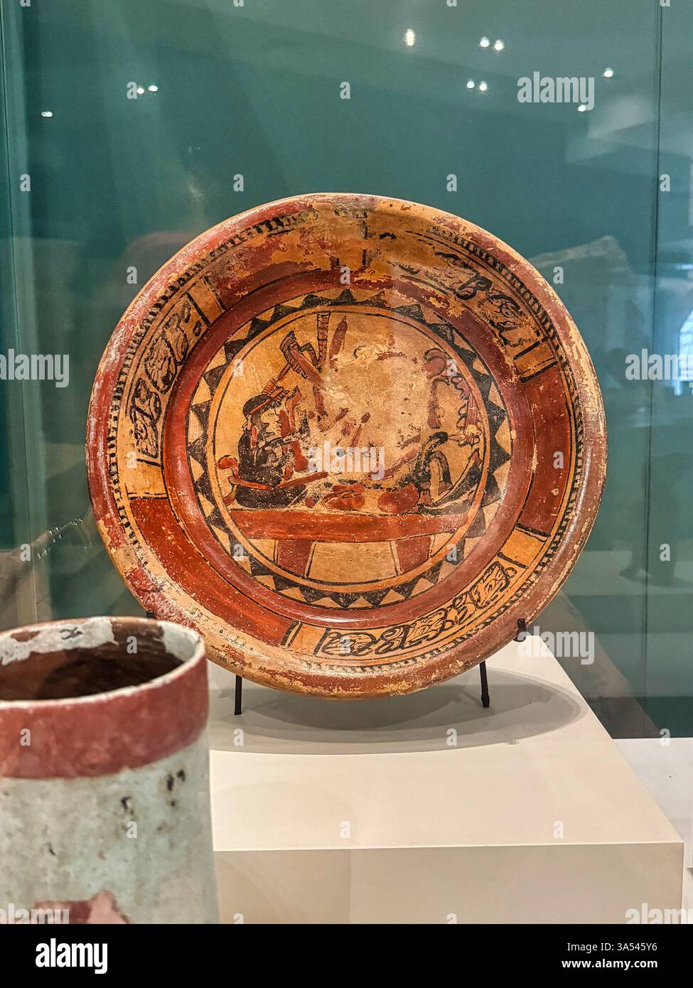 Plaque de poterie en céramique avec deux figures et héiroglyphes mayas de la région du Yucatan, 600 à 850 EC au Museo de Maya, Cancun, Mexique Banque D'Images