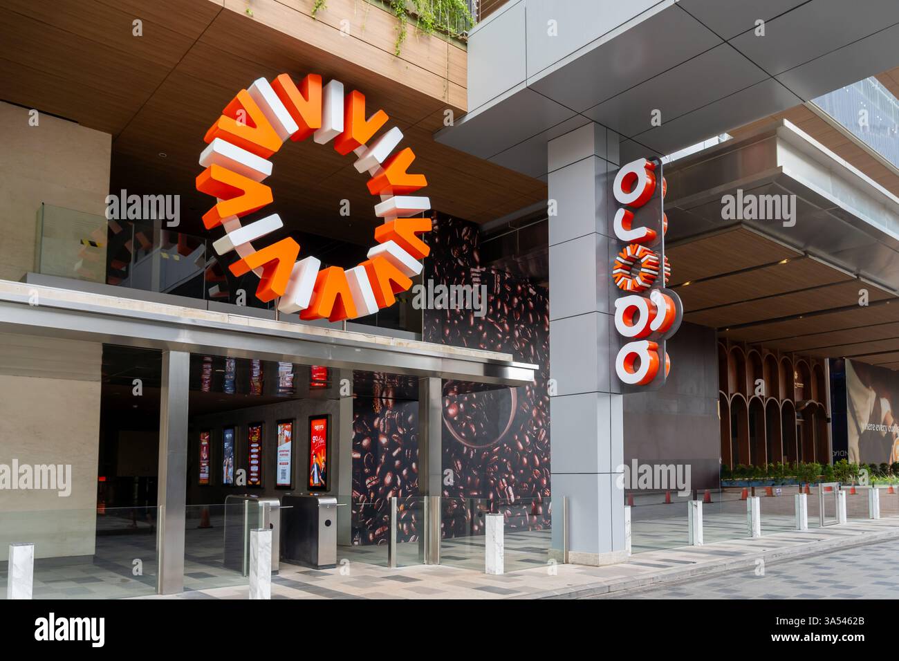 Jakarta, Indonésie-26 janvier 2025 : les entrées du centre commercial Agora Mall à Thamrin Nine à Jakarta, Indonésie. Banque D'Images