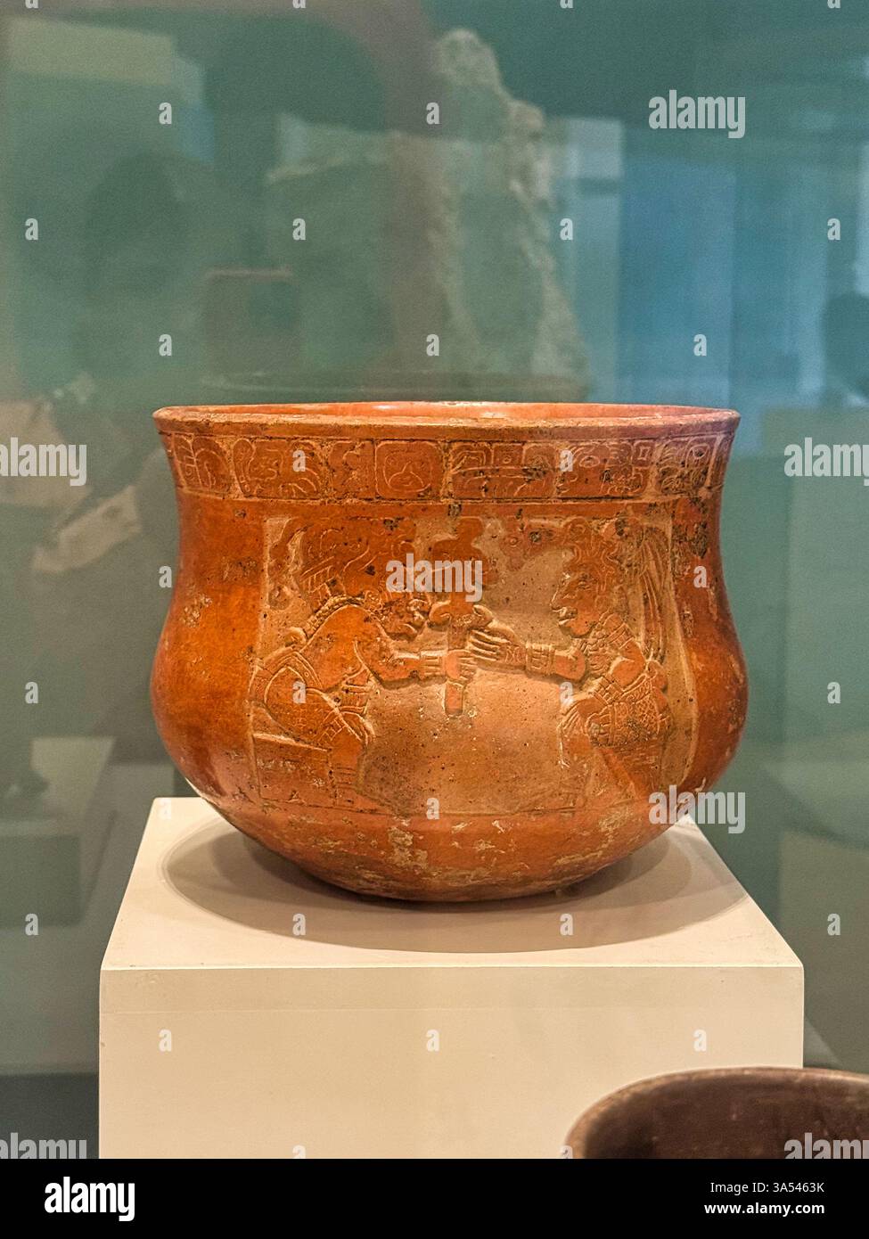 Beau vase en poterie cuite montrant deux hommes nobles échangeant des sceptres de la région du Yucatan, 900 à 1000 EC au Museo de Maya, Cancun, Mexique Banque D'Images
