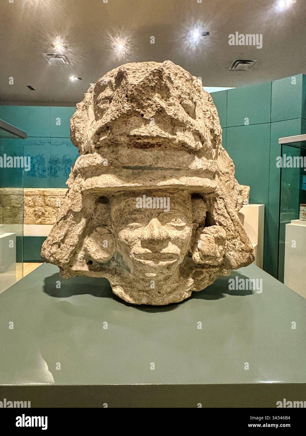 Tête en plâtre de stuc d'un homme noble avec une robe de tête élaborée, partie d'un brûleur d'encens du site El Rey au Museo de Maya, Cancun, Mexique Banque D'Images
