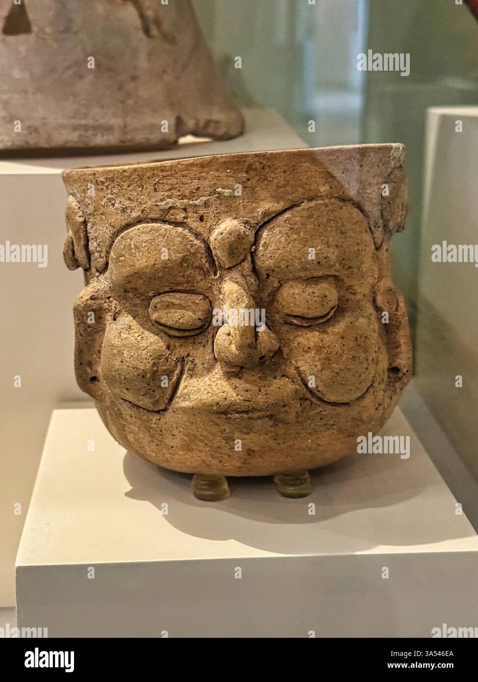 Poterie en céramique, probablement un brûleur d'encens avec un visage humain de la région du Yucatan au Museo de Maya, Cancun, Mexique Banque D'Images