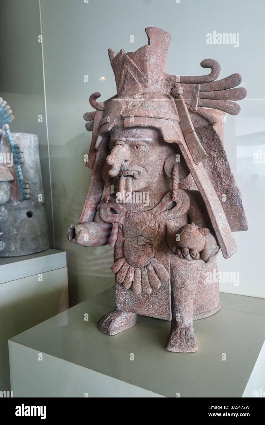 Brûleur d'encens maya Chen Muul avec des caractéristiques de Chaak, le Dieu de la pluie, en céramique, du site El Meco au Museo de Maya, Cancun, Mexique Banque D'Images