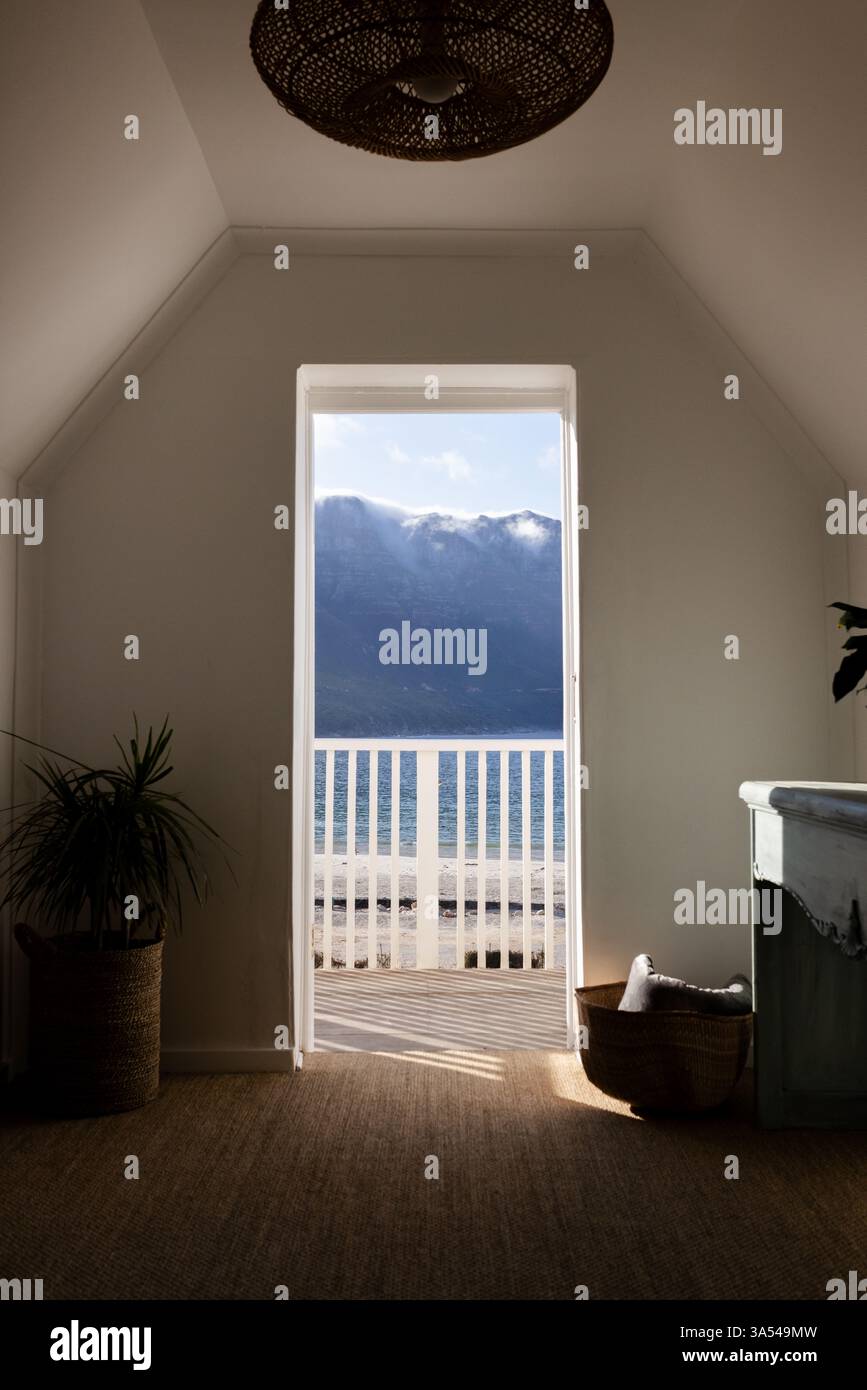 Vue sur l'océan de la chambre confortable avec porte ouverte, invitant détente et tranquillité, espace copie Banque D'Images