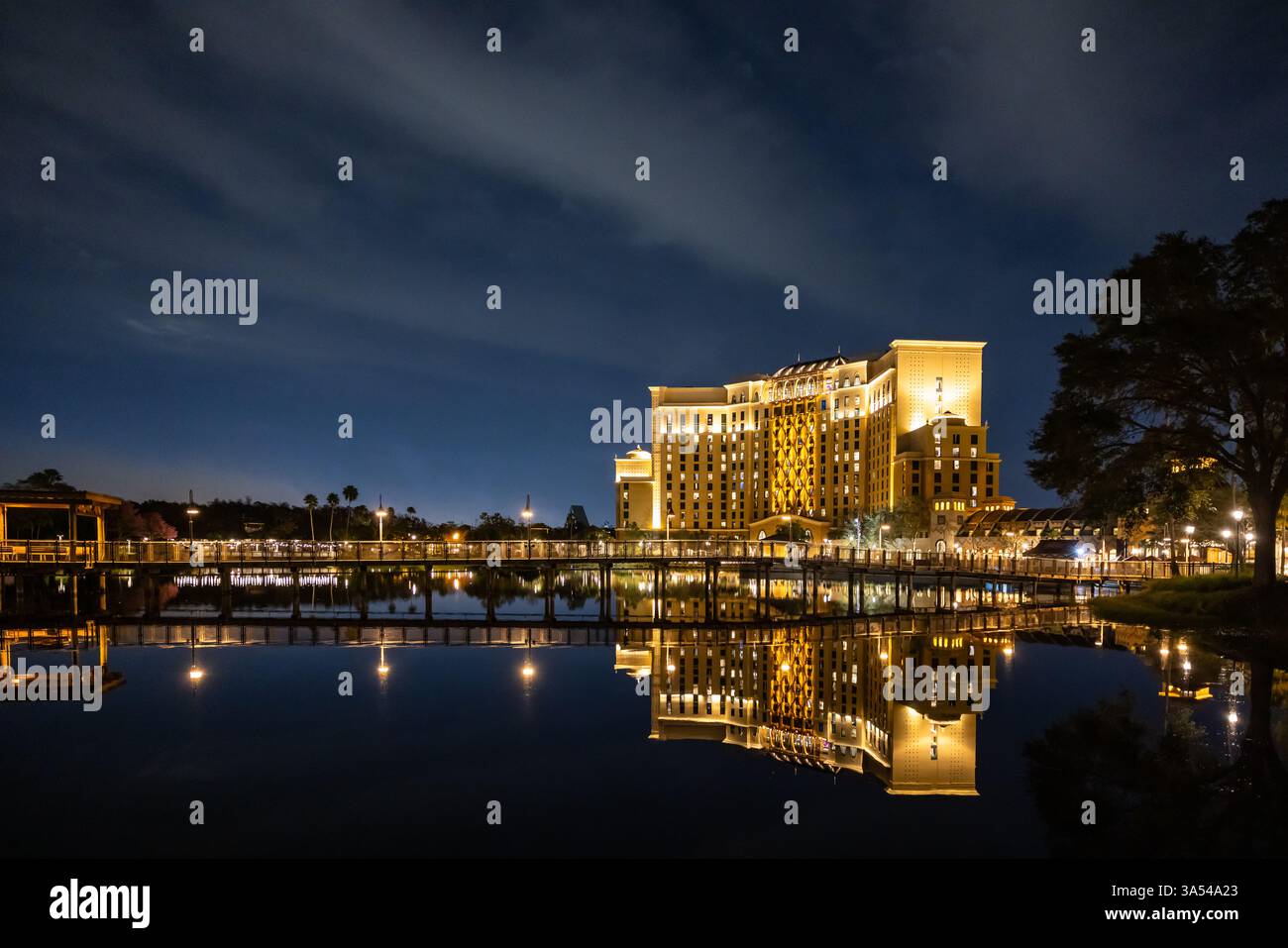 Gran Destino Tower illuminé la nuit avec des reflets sur le Lago Dorado au Disney’s Coronado Springs Resort, Lake Buena Vista, Floride. Banque D'Images