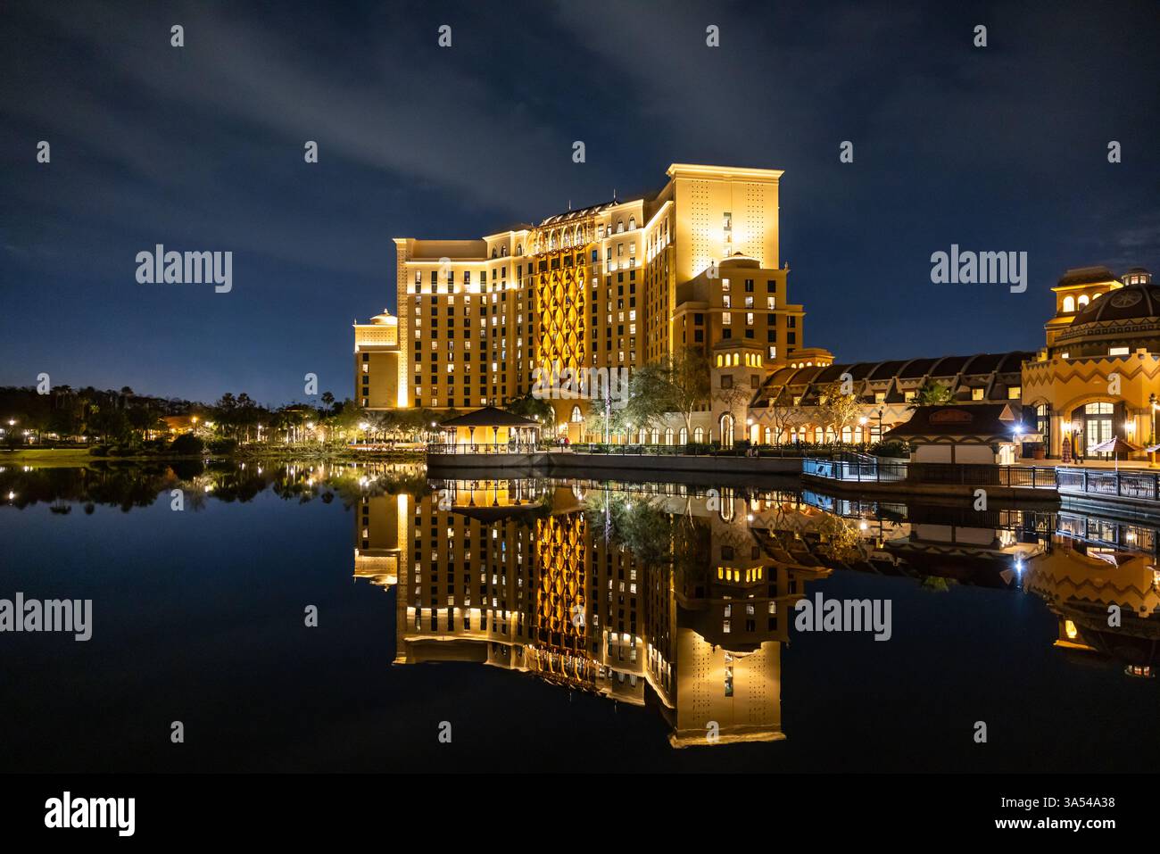 Gran Destino Tower illuminé la nuit avec des reflets sur le Lago Dorado au Disney’s Coronado Springs Resort, Lake Buena Vista, Floride. Banque D'Images