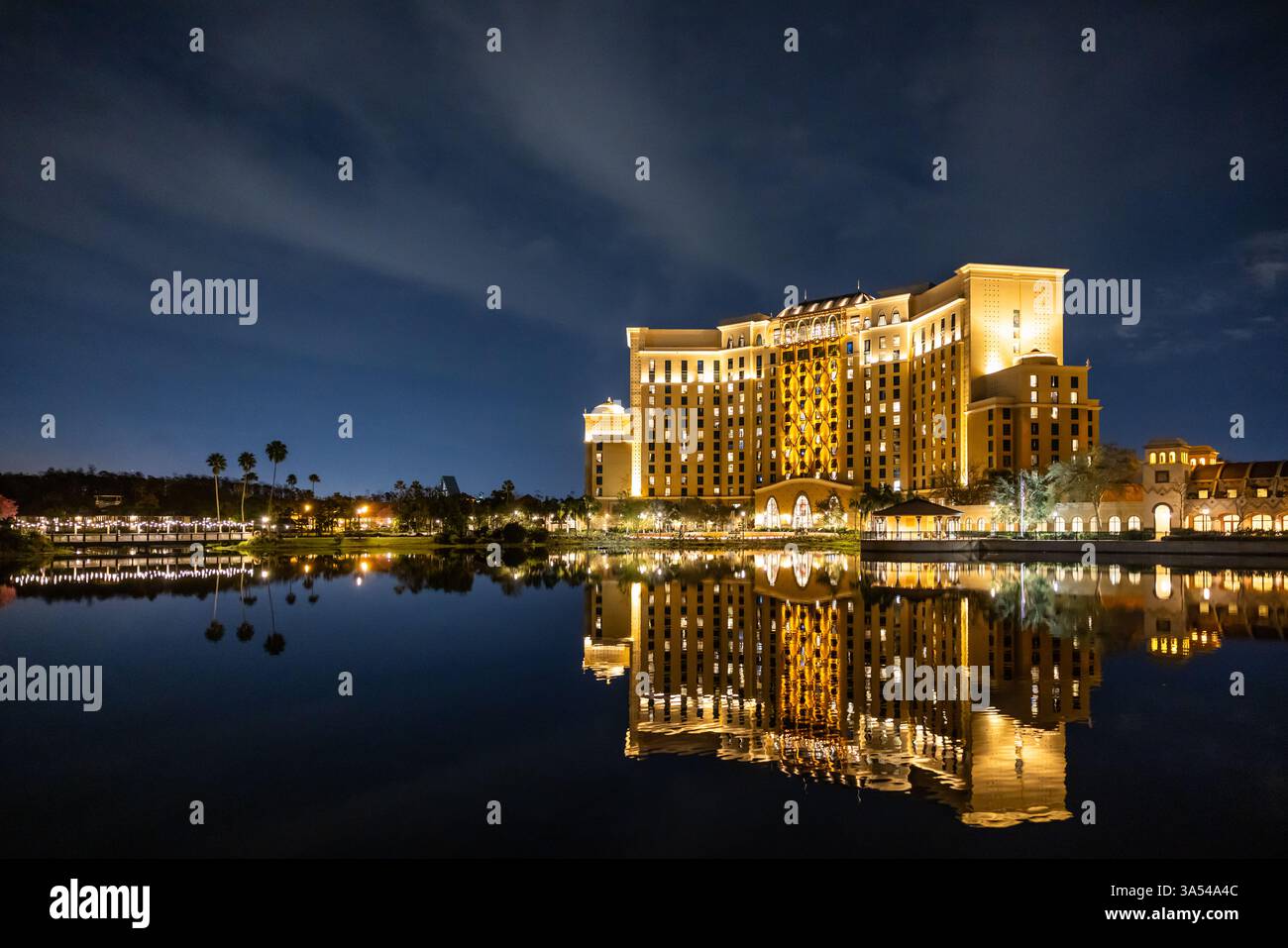 Gran Destino Tower illuminé la nuit avec des reflets sur le Lago Dorado au Disney’s Coronado Springs Resort, Lake Buena Vista, Floride. Banque D'Images