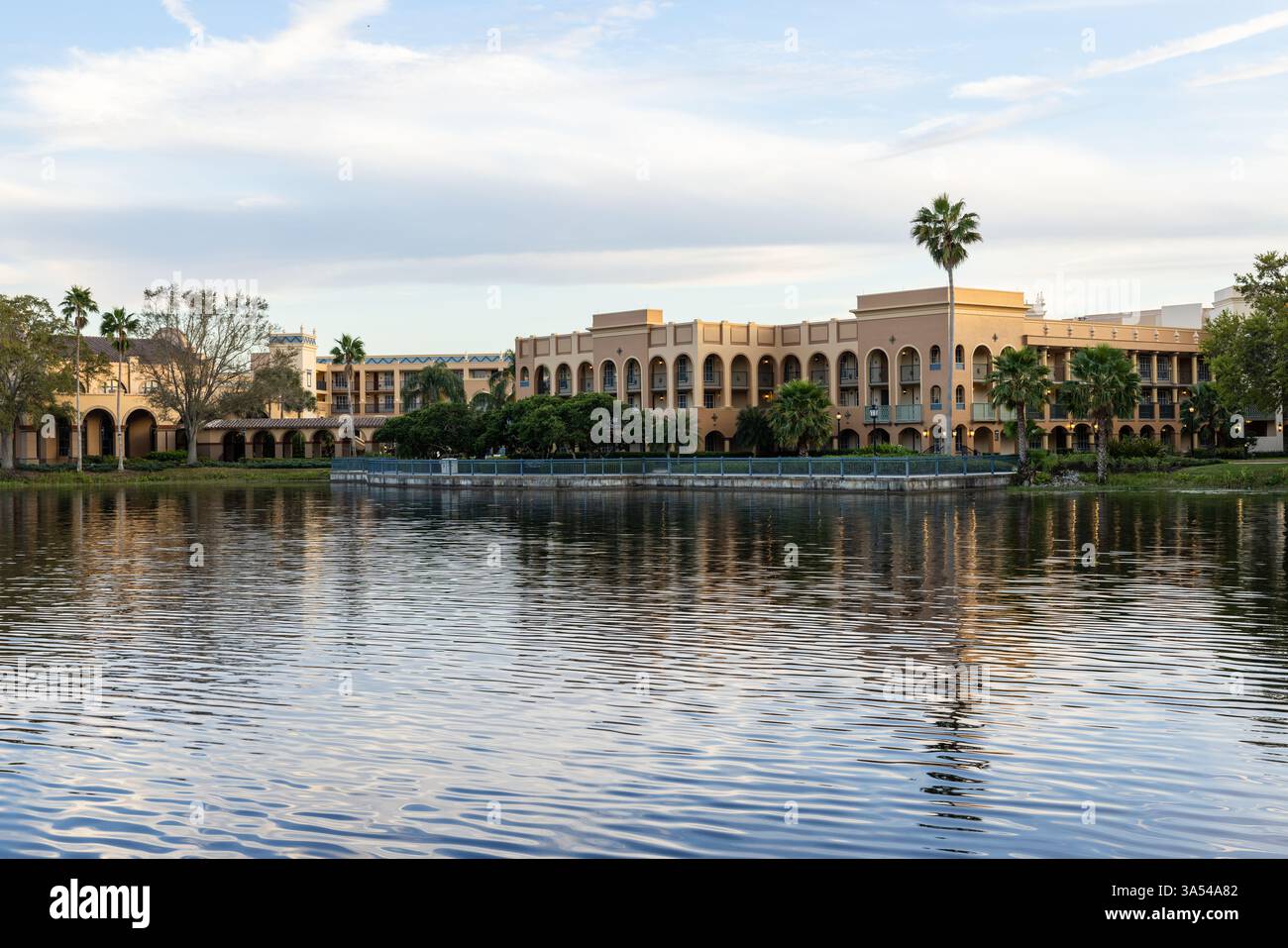 Les bâtiments d’hôtes au bord du lac du complexe Disney’s Coronado Springs se reflètent à Lago Dorado, Lake Buena Vista, Floride. Banque D'Images