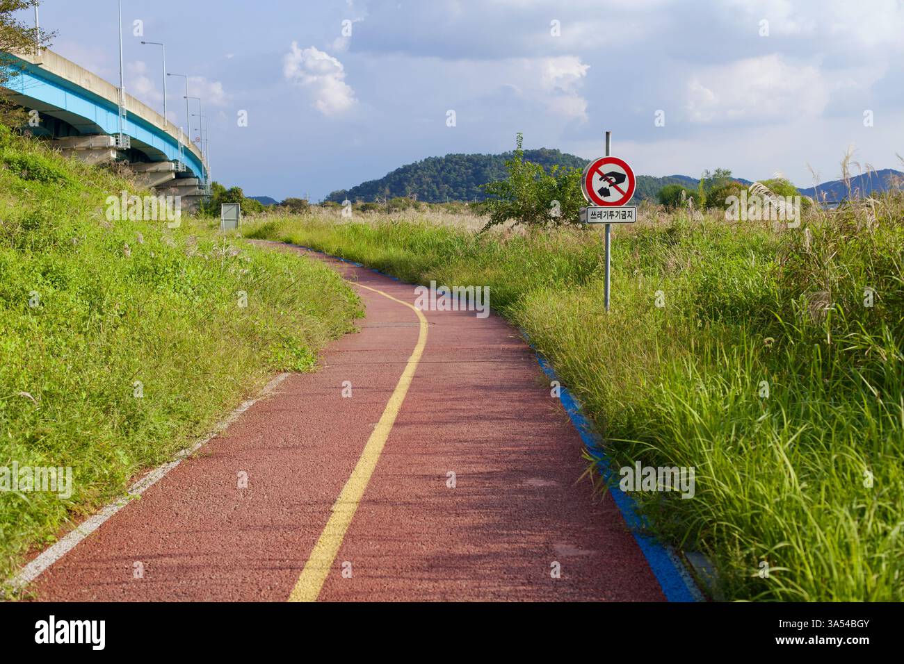 Gwangju, Corée du Sud - 24 septembre 2020 : une section courbe de la piste cyclable de la rivière Yeongsan est parallèle à un passage supérieur d'autoroute, avec un no-litteri Banque D'Images