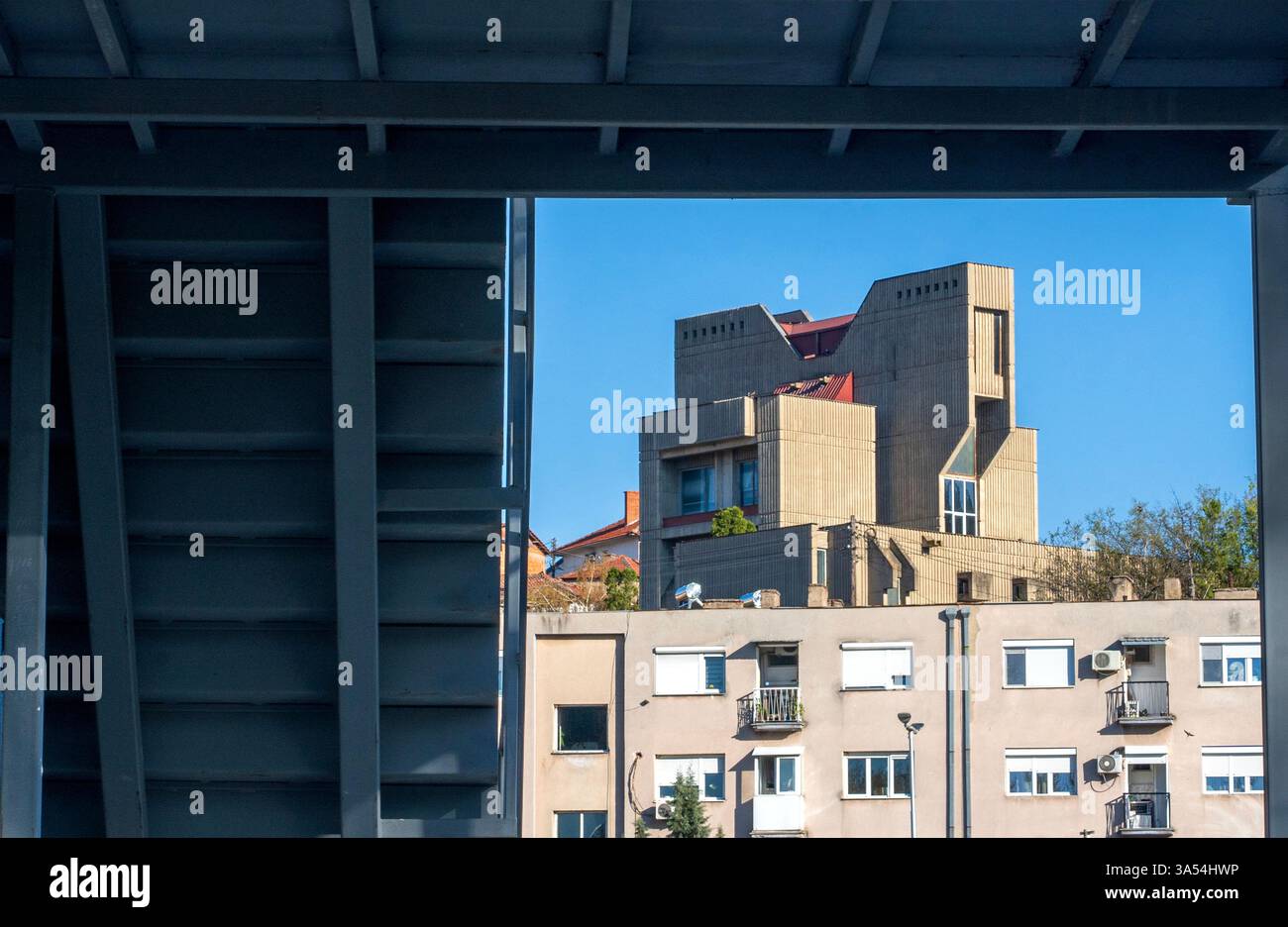 Architecture de bâtiment encadrée par structure d'escalier en métal Banque D'Images