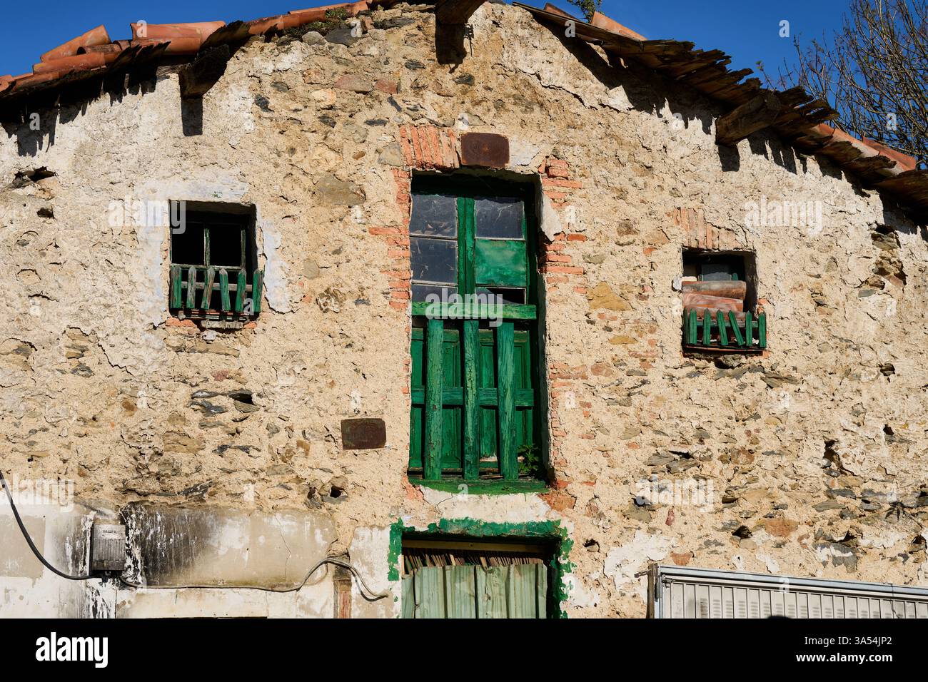 vue de l'ancienne façade détériorée Banque D'Images