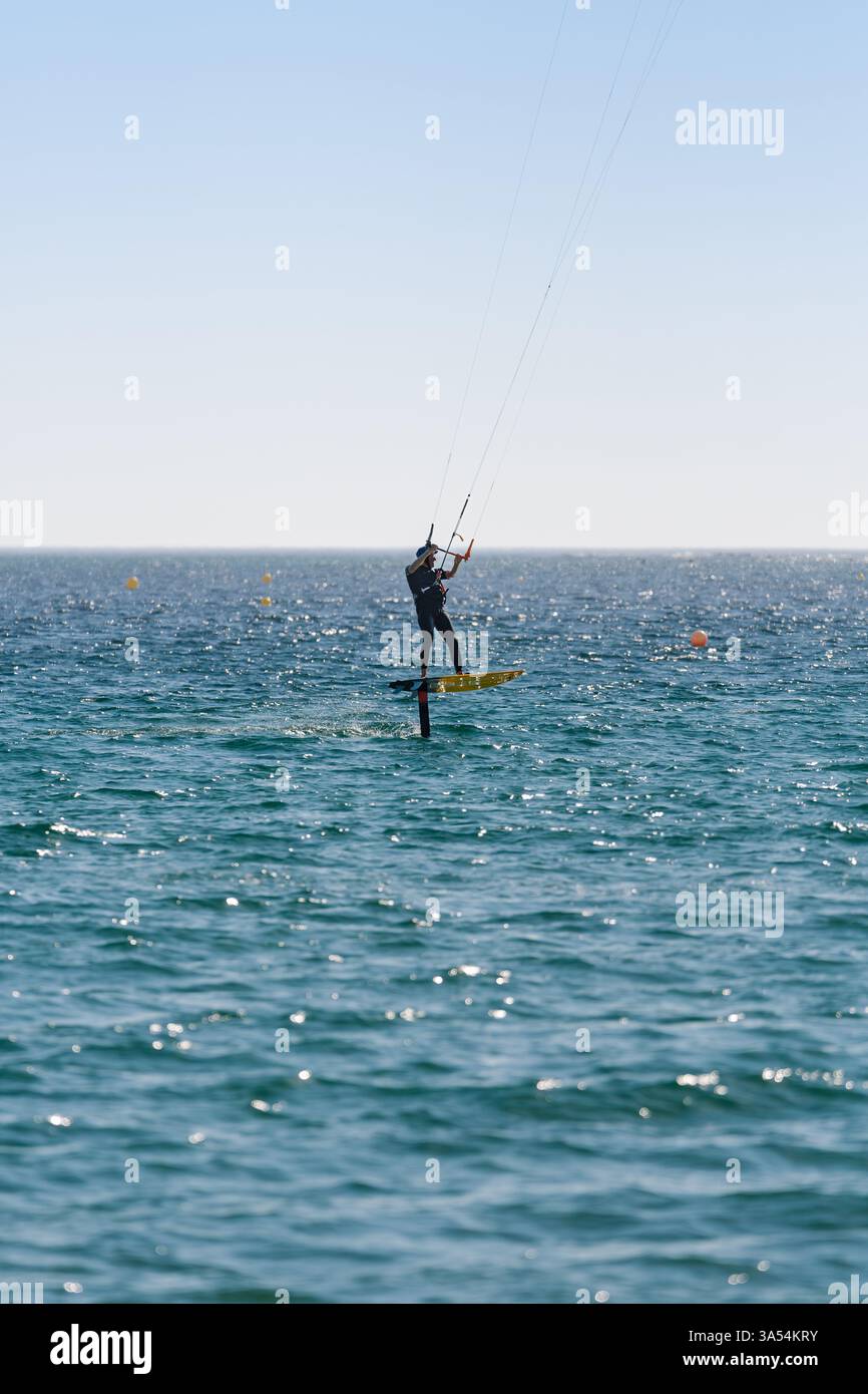 Faites du kitesurfer senior chevauchant une planche d'hydroptère à Tarifa sur l'océan Atlantique. Banque D'Images